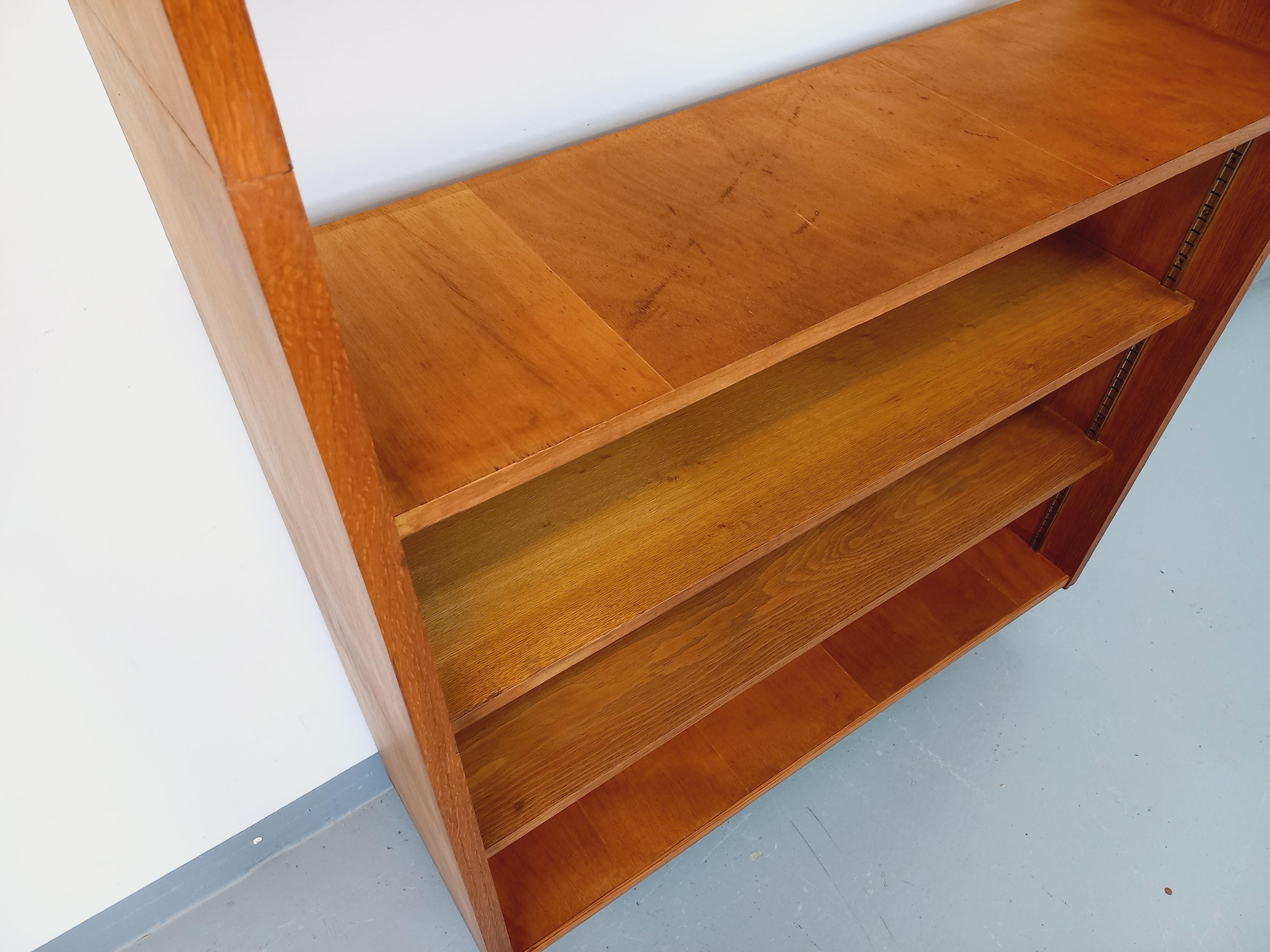Legno Grande bibliothèque étagère vintage en bois de chêne des années 50 60 in vendita