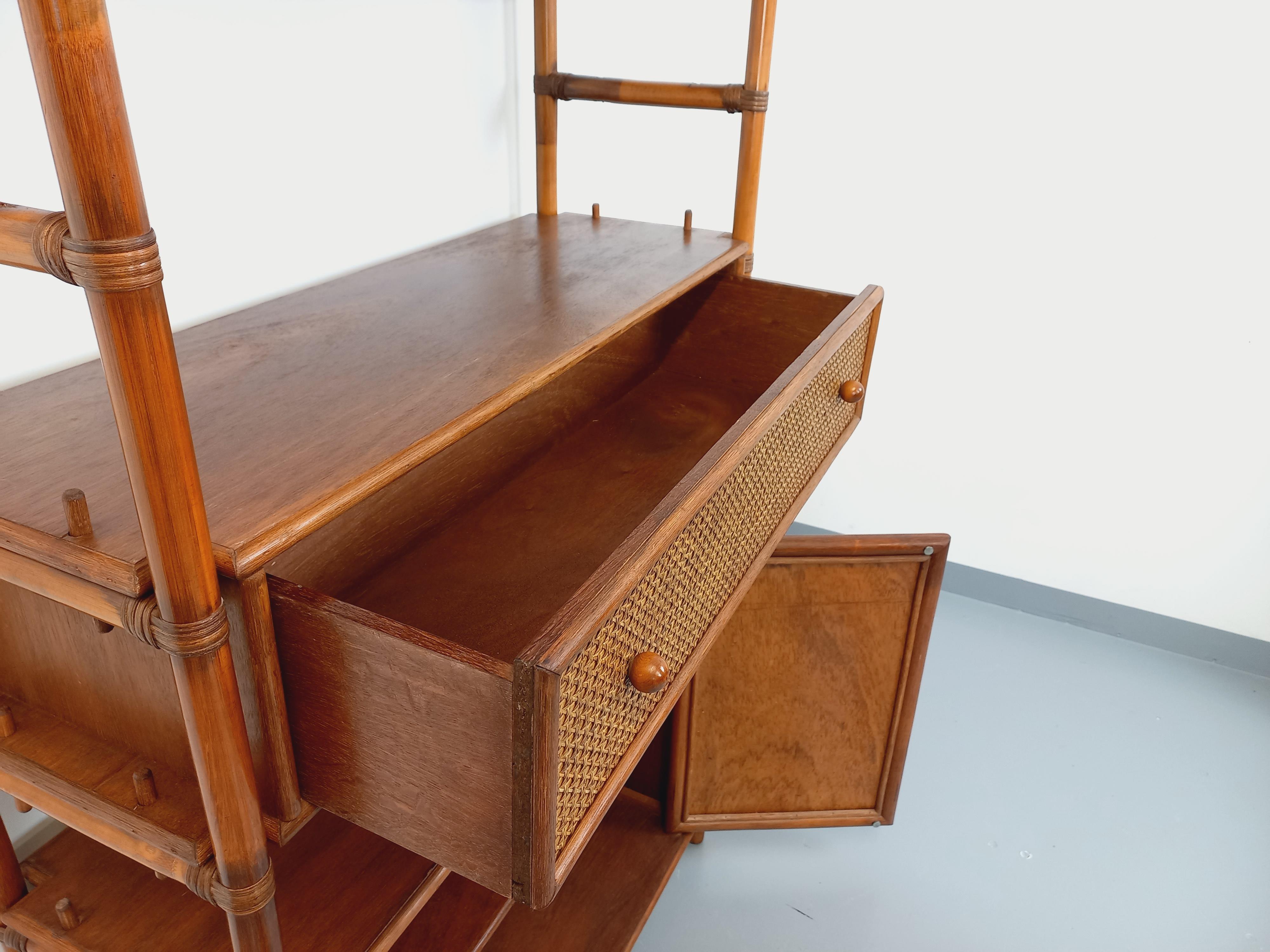 Grande bibliothèque étagère vintage en rotin, bois et cannage des années 70 in vendita 3