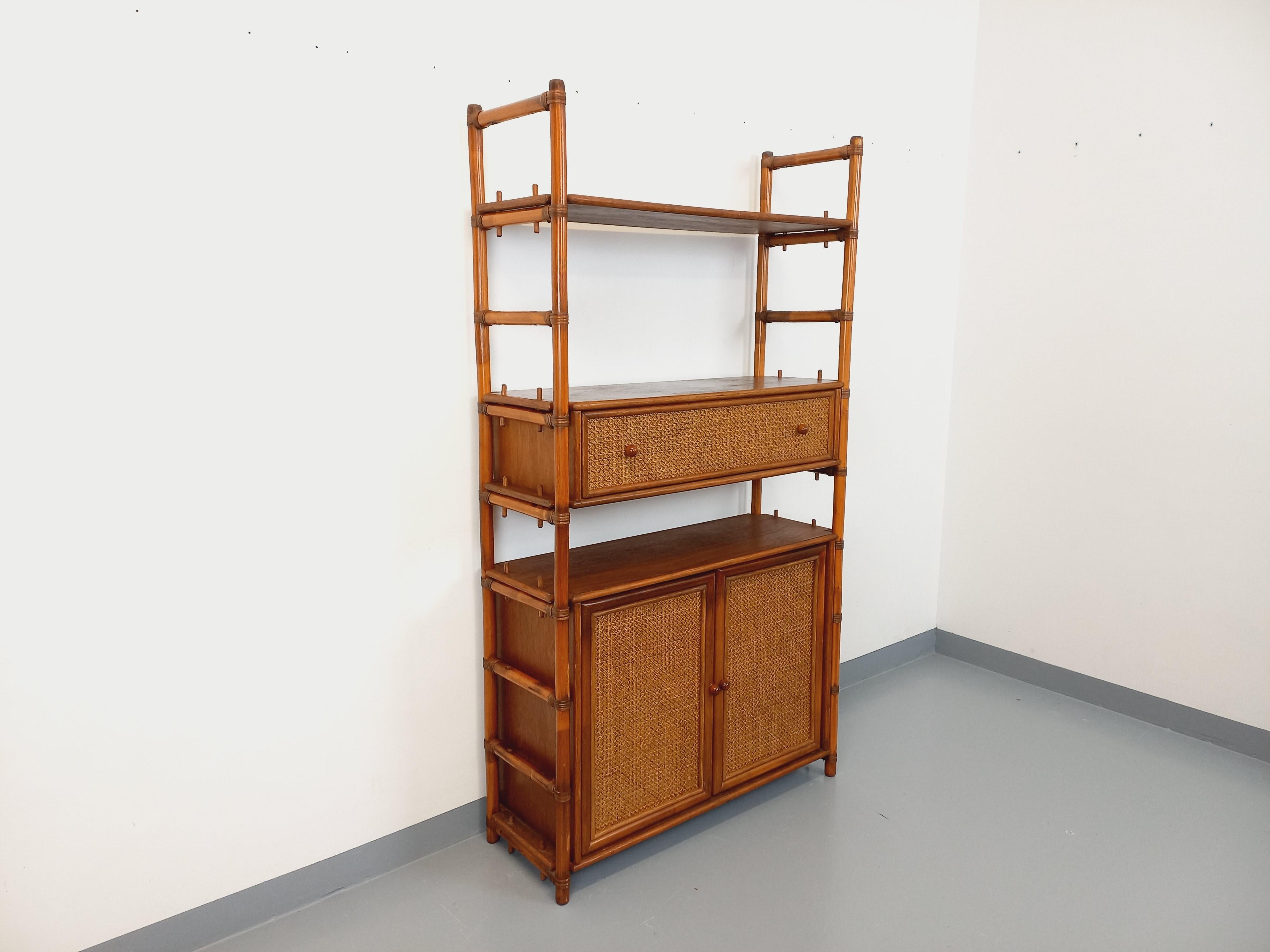 Grande bibliothèque étagère vintage en rotin, bois et cannage des années 70 in vendita 4