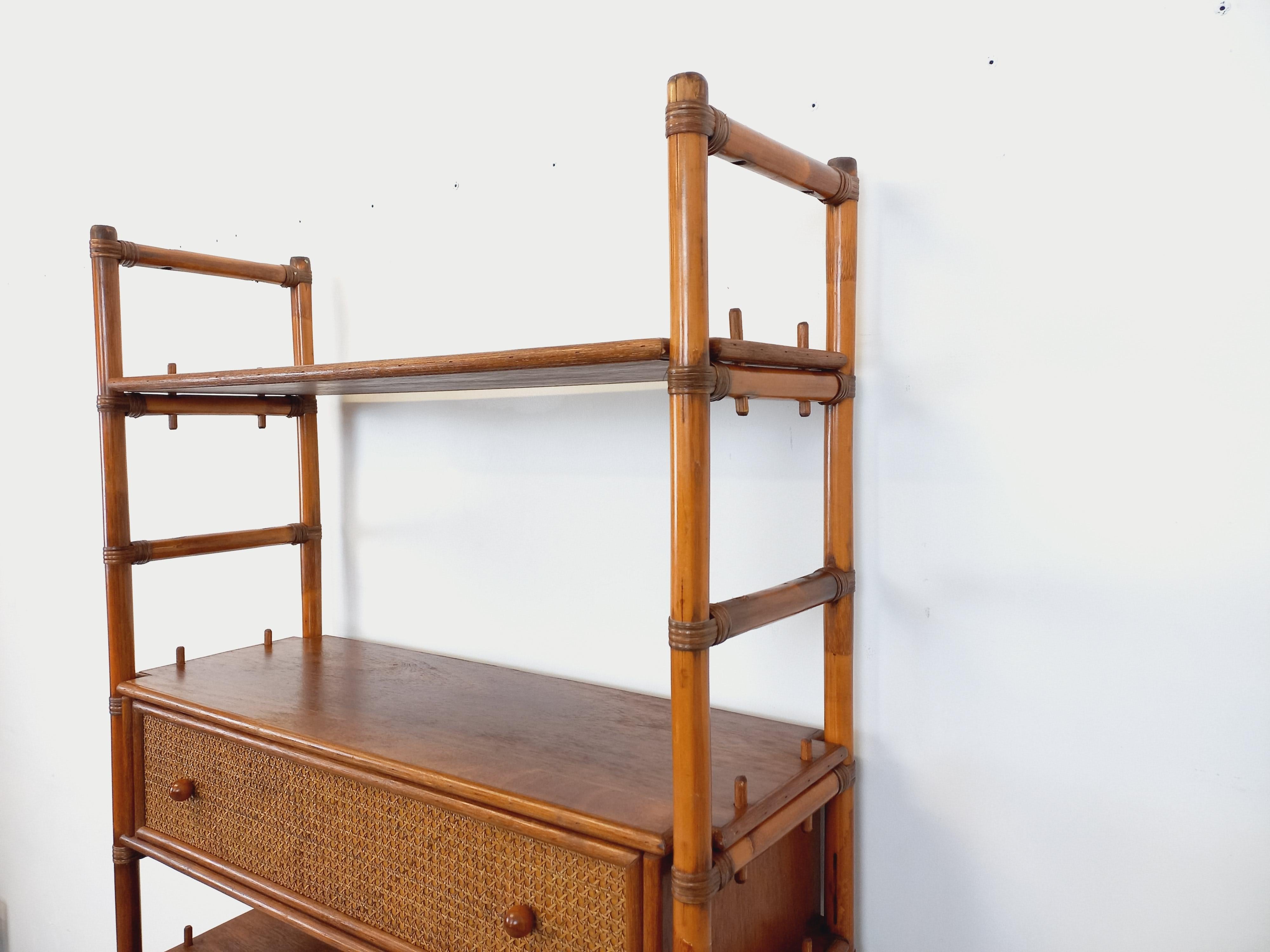 Grande bibliothèque étagère vintage en rotin, bois et cannage des années 70 in vendita 5