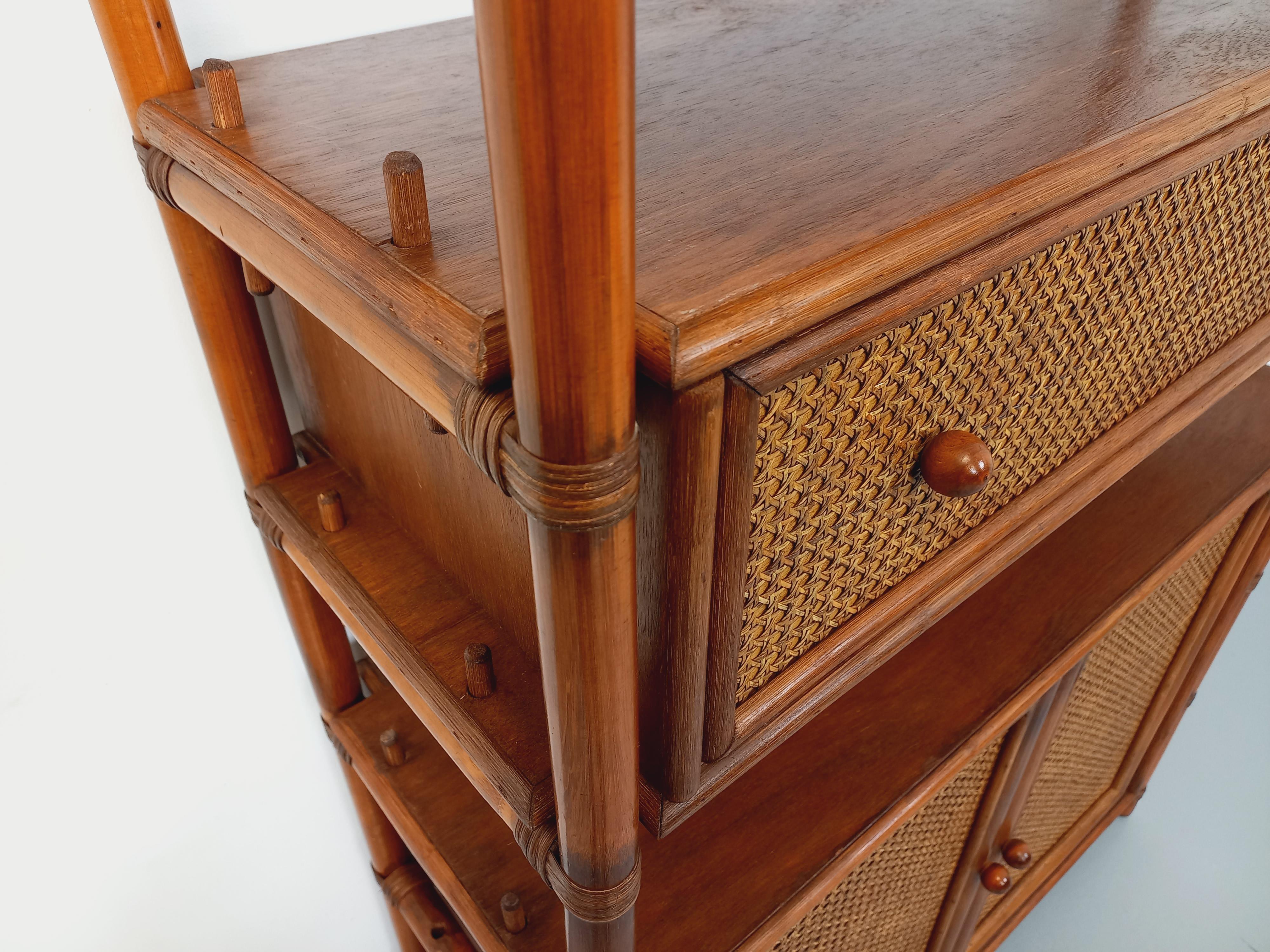 Grande bibliothèque étagère vintage en rotin, bois et cannage des années 70 in vendita 7