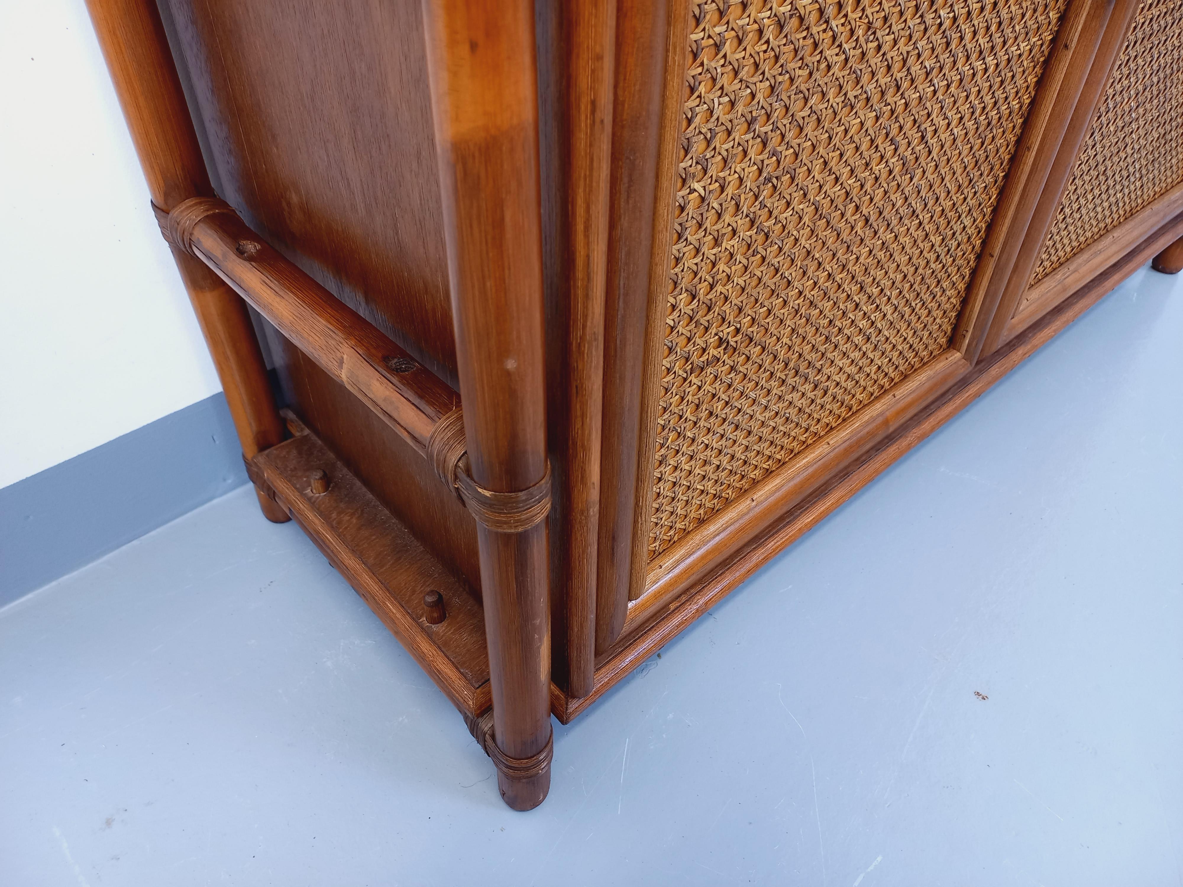 Grande bibliothèque étagère vintage en rotin, bois et cannage des années 70 in vendita 10
