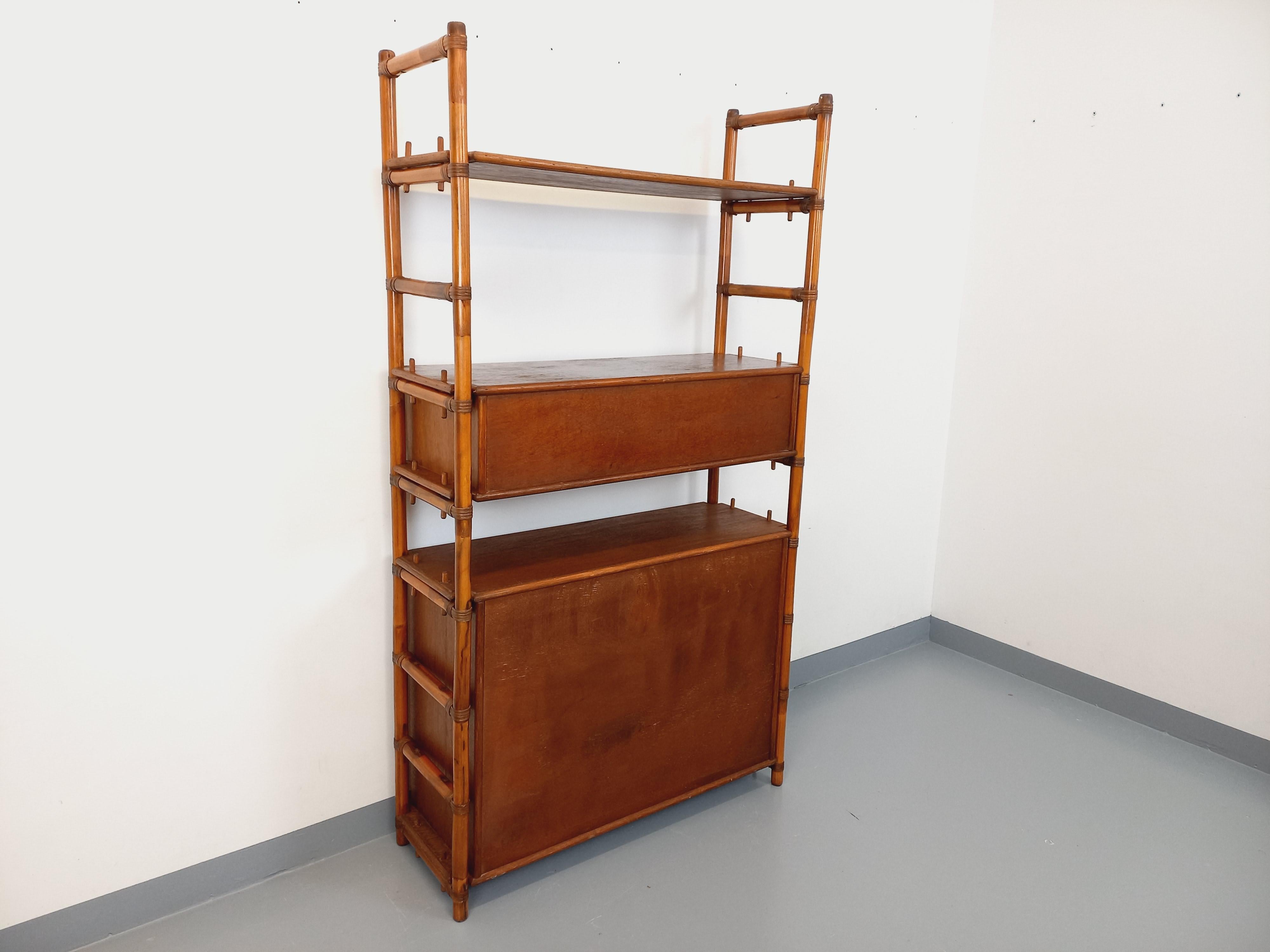 Grande bibliothèque étagère vintage en rotin, bois et cannage des années 70 in vendita 11