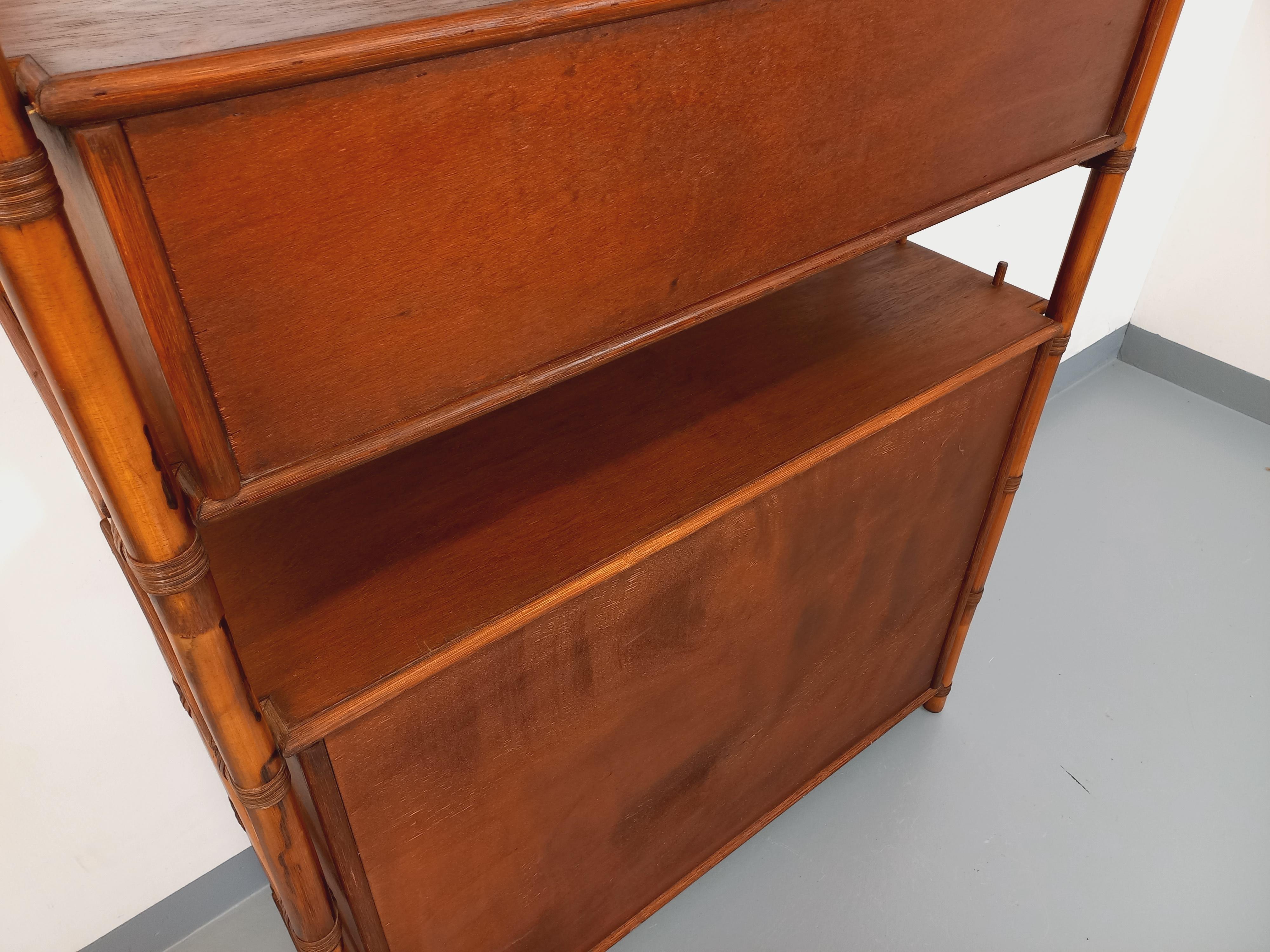 Grande bibliothèque étagère vintage en rotin, bois et cannage des années 70 in vendita 12