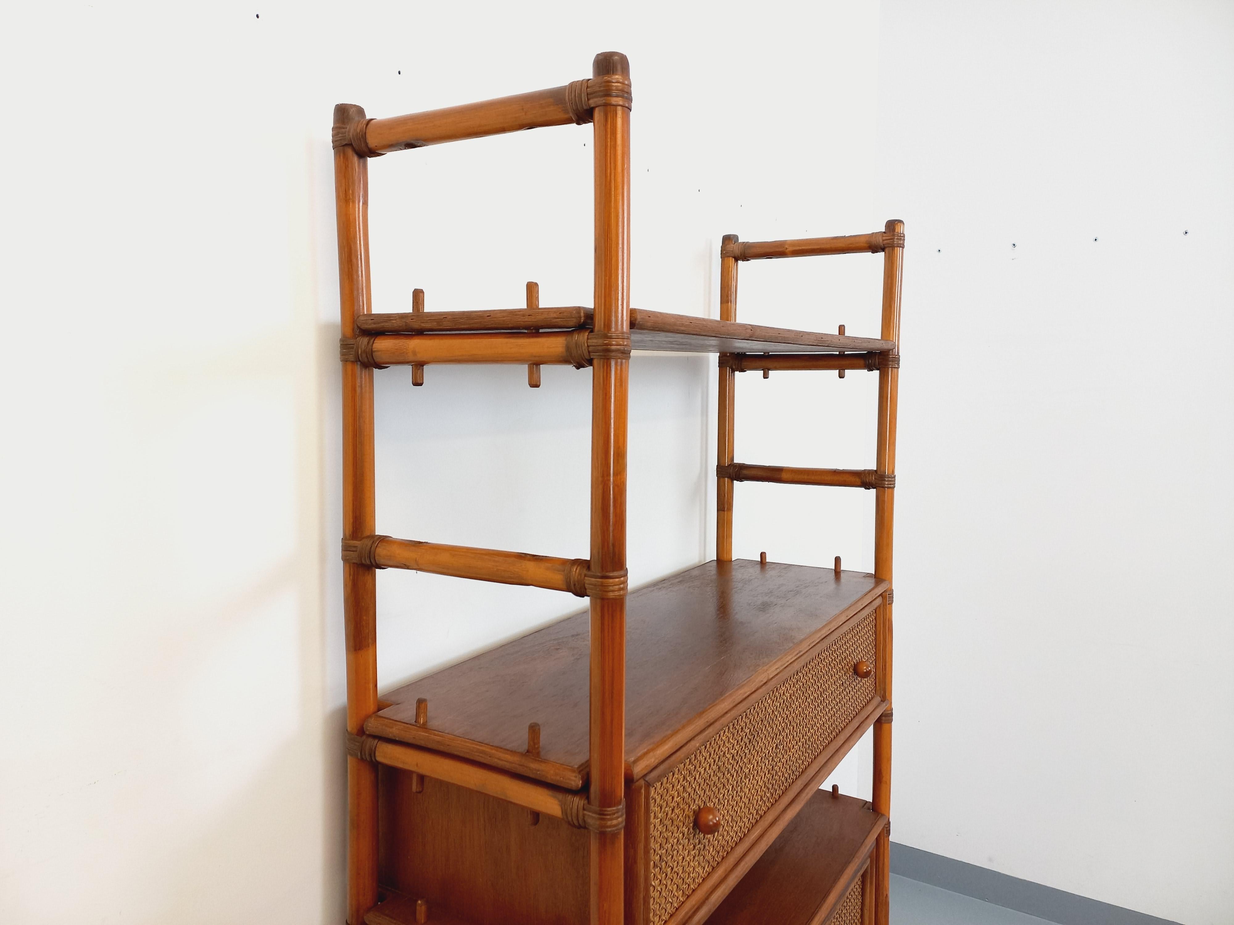 Mid-Century moderno Grande bibliothèque étagère vintage en rotin, bois et cannage des années 70 in vendita