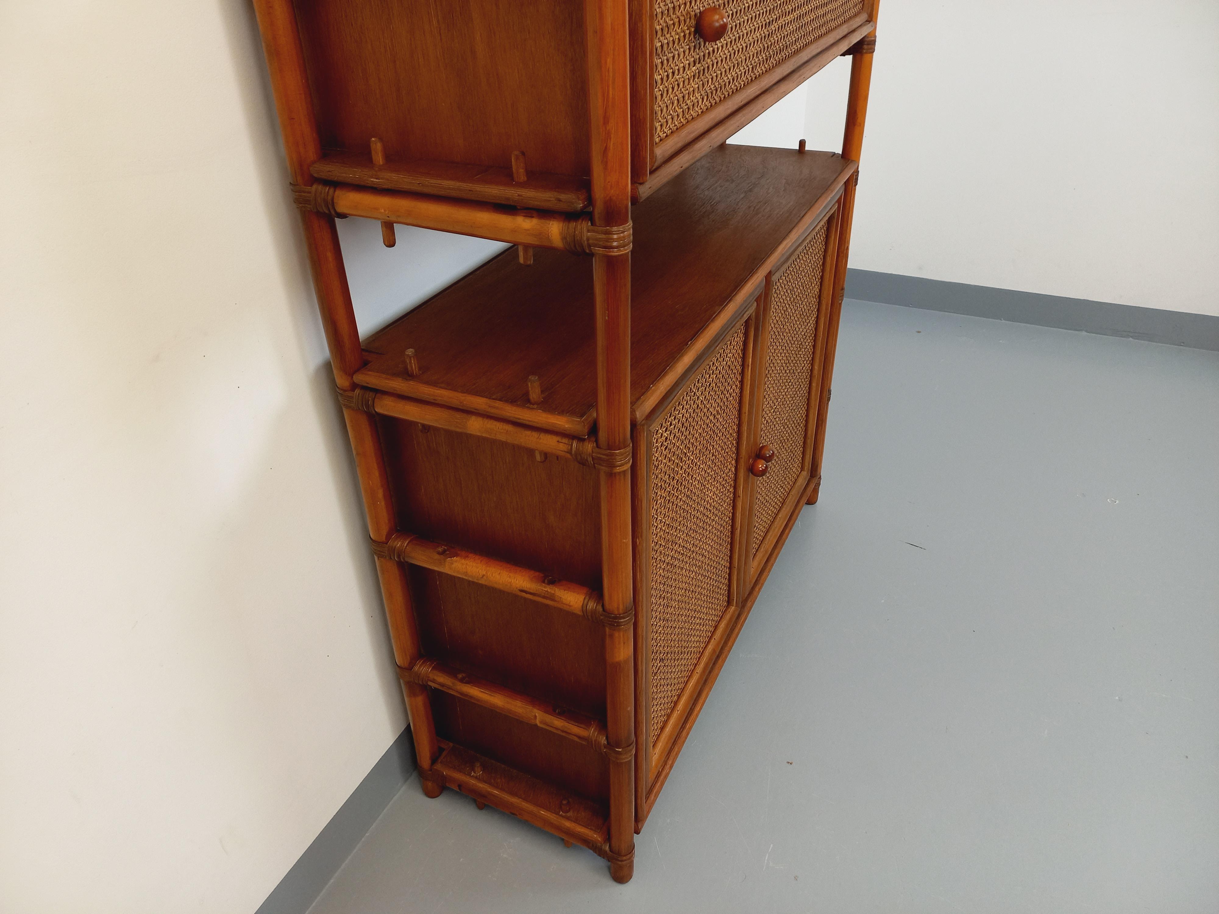 Francese Grande bibliothèque étagère vintage en rotin, bois et cannage des années 70 in vendita