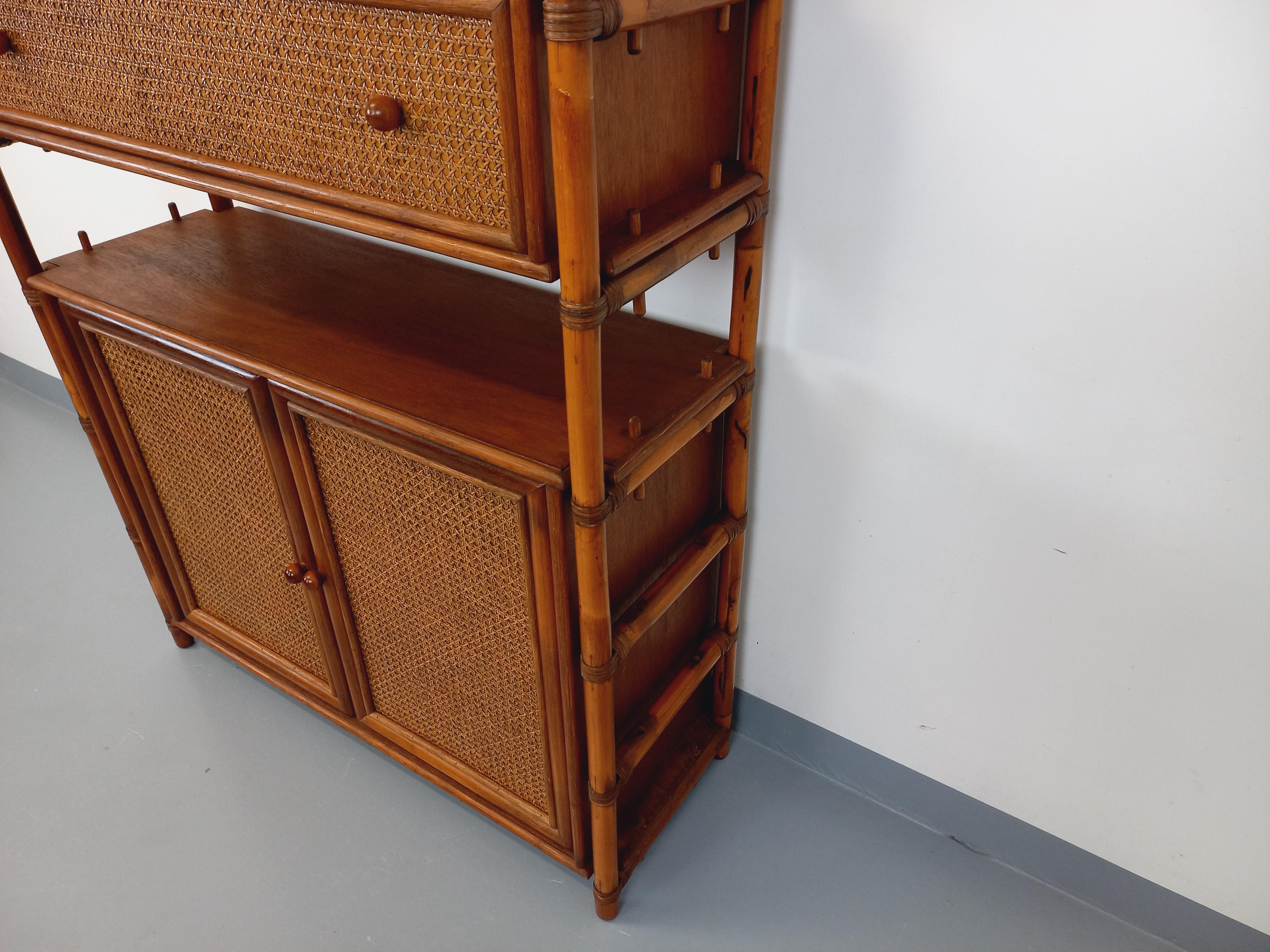 Grande bibliothèque étagère vintage en rotin, bois et cannage des années 70 In condizioni buone in vendita a BESANÇON, FR