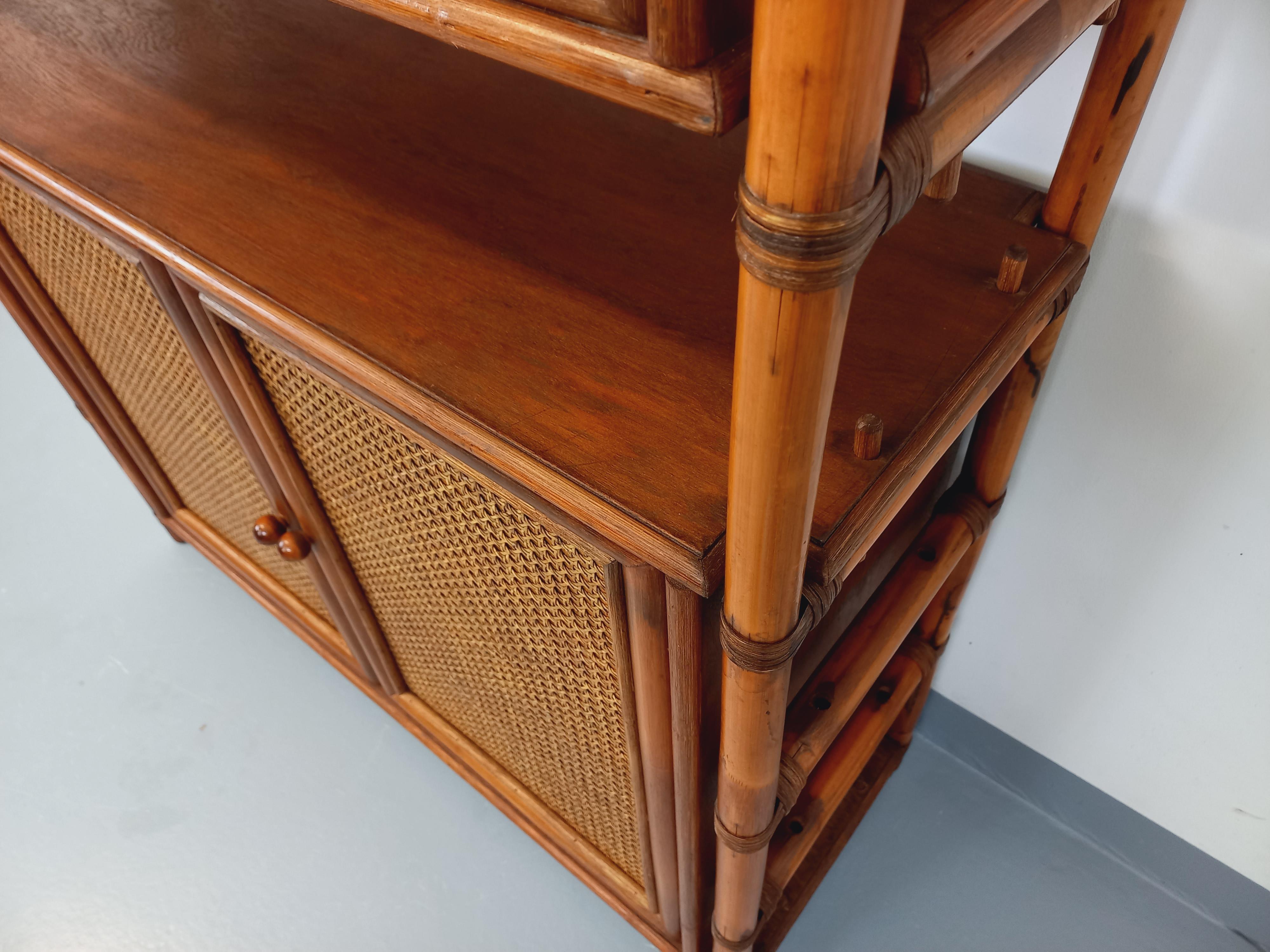 Fine XX secolo Grande bibliothèque étagère vintage en rotin, bois et cannage des années 70 in vendita