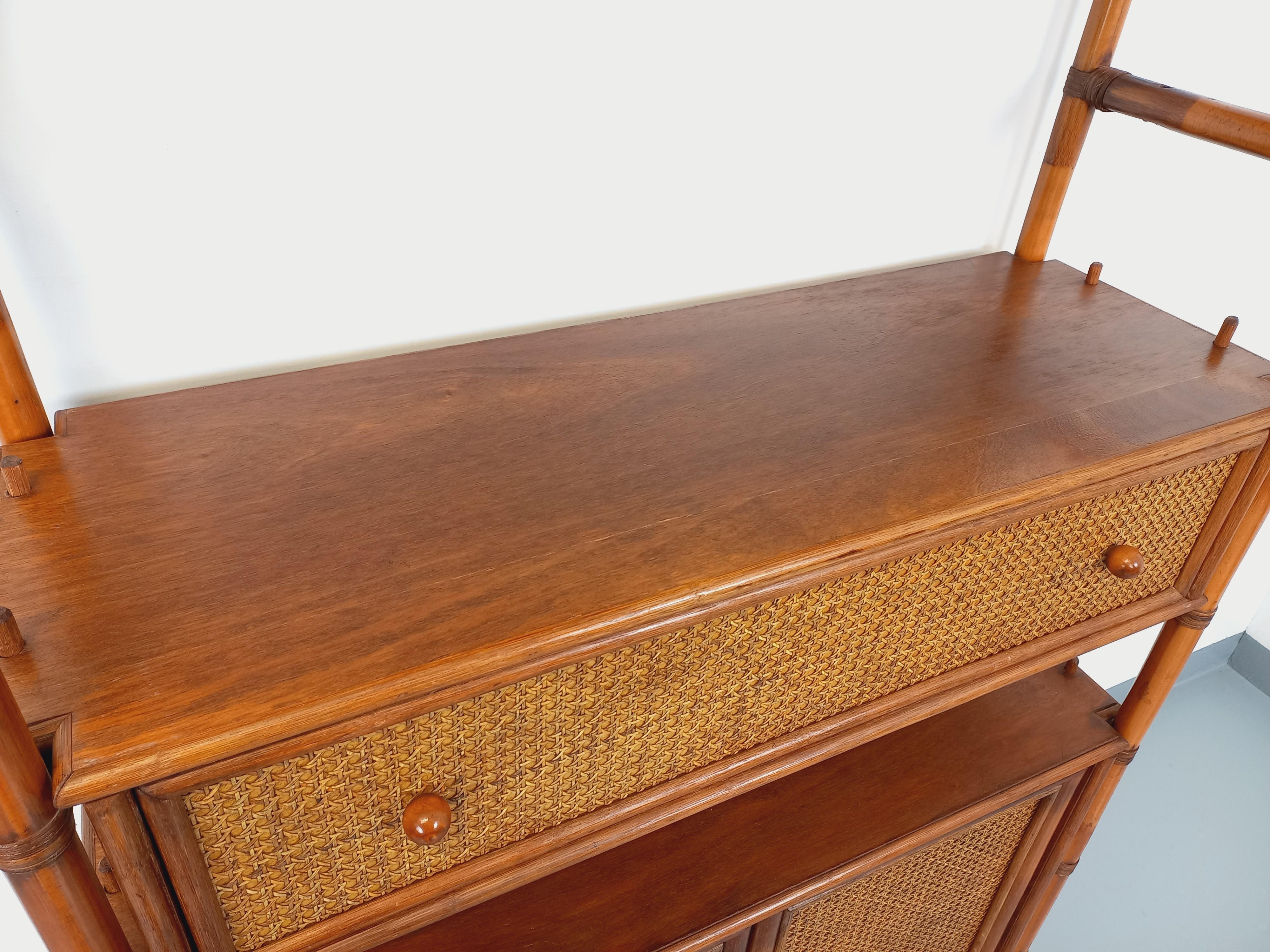 Rattan Grande bibliothèque étagère vintage en rotin, bois et cannage des années 70 in vendita