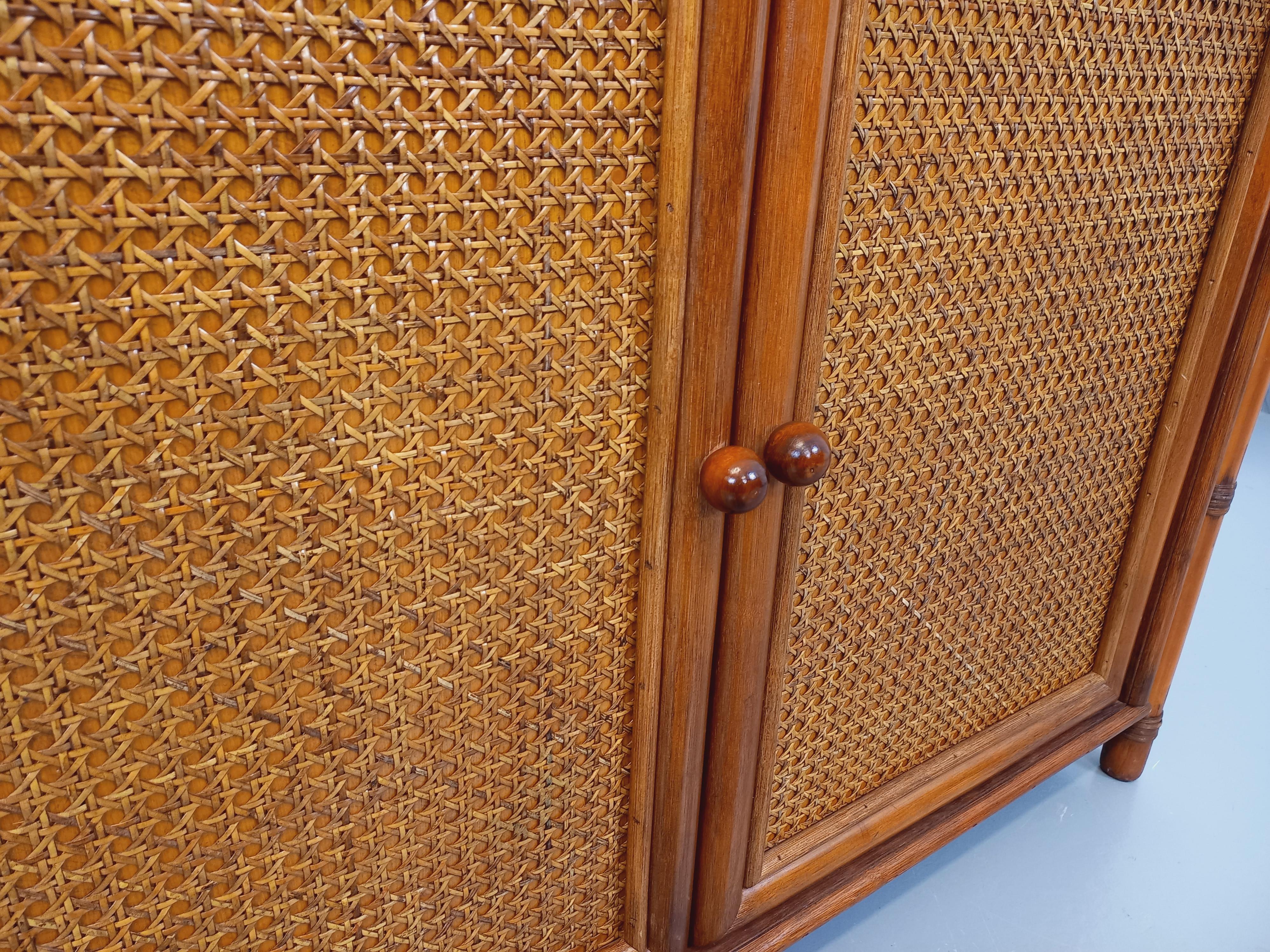 Grande bibliothèque étagère vintage en rotin, bois et cannage des années 70 in vendita 1
