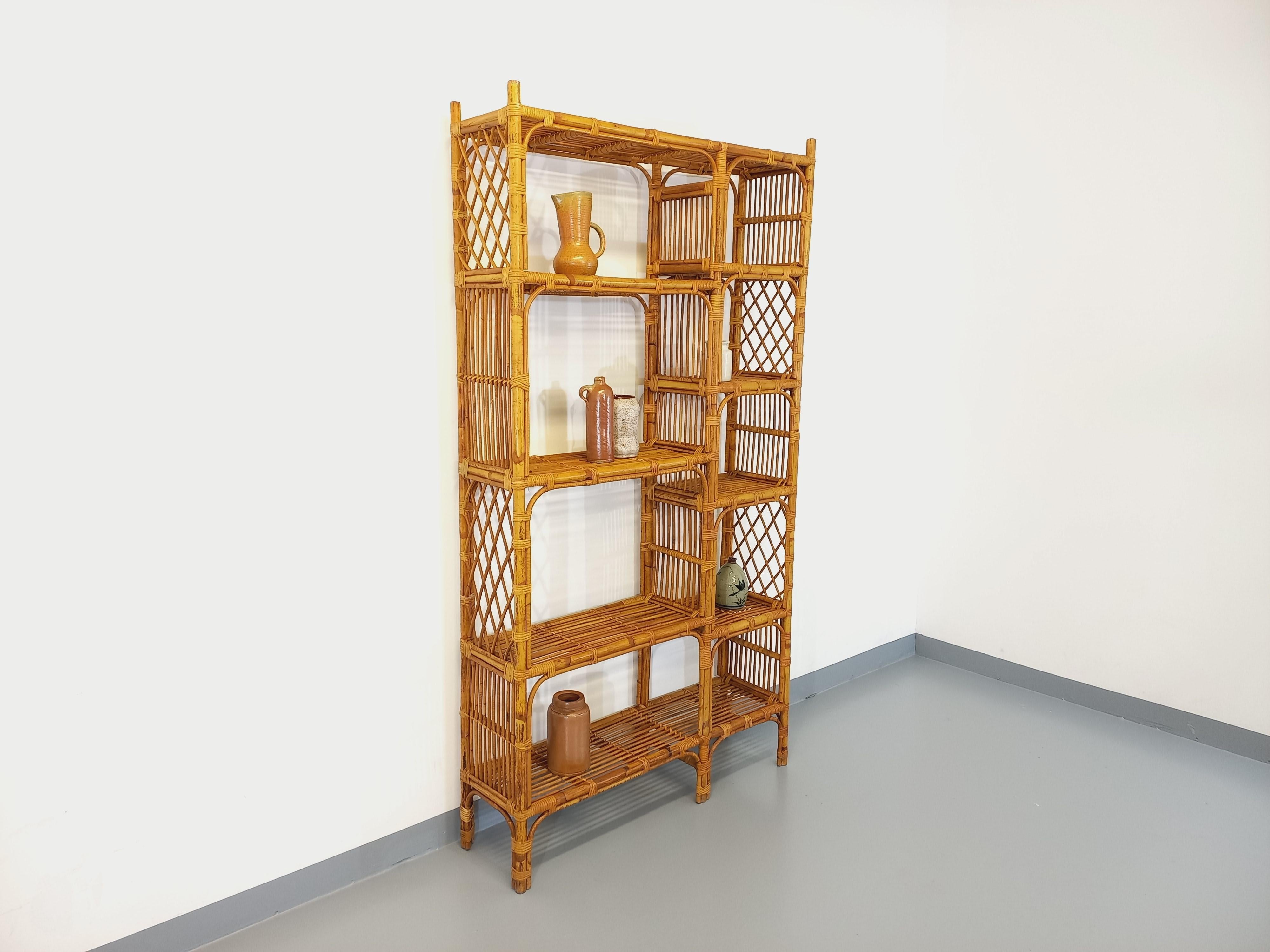 Grande bibliothèque étagère vintage des années 60, en rotin, superbes détails et rare format avec 9 grandes étagères et petites niches. La bibliothèque può essere utilizzata al centro di un pezzo (la concezione dei due lati è identica), in