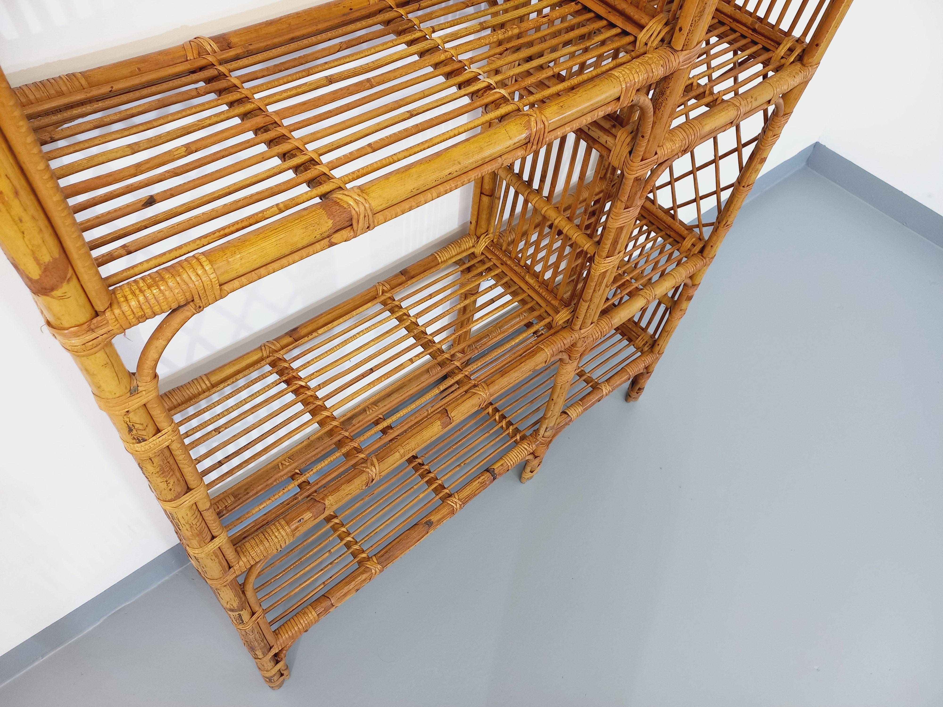 Mid-Century moderno Grande bibliothèque étagère vintage en rotin des années 60 in vendita