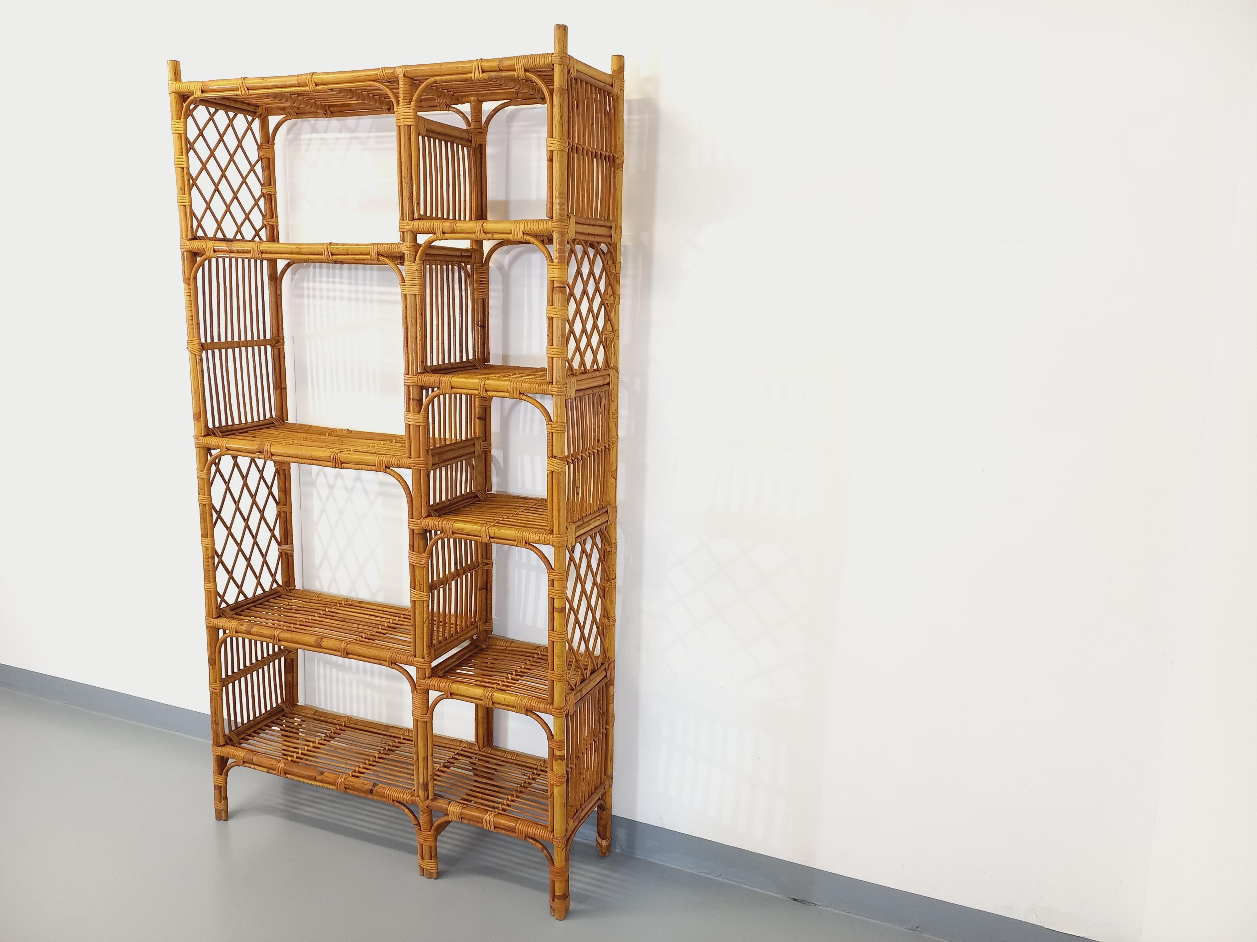 Grande bibliothèque étagère vintage en rotin des années 60 in vendita 1