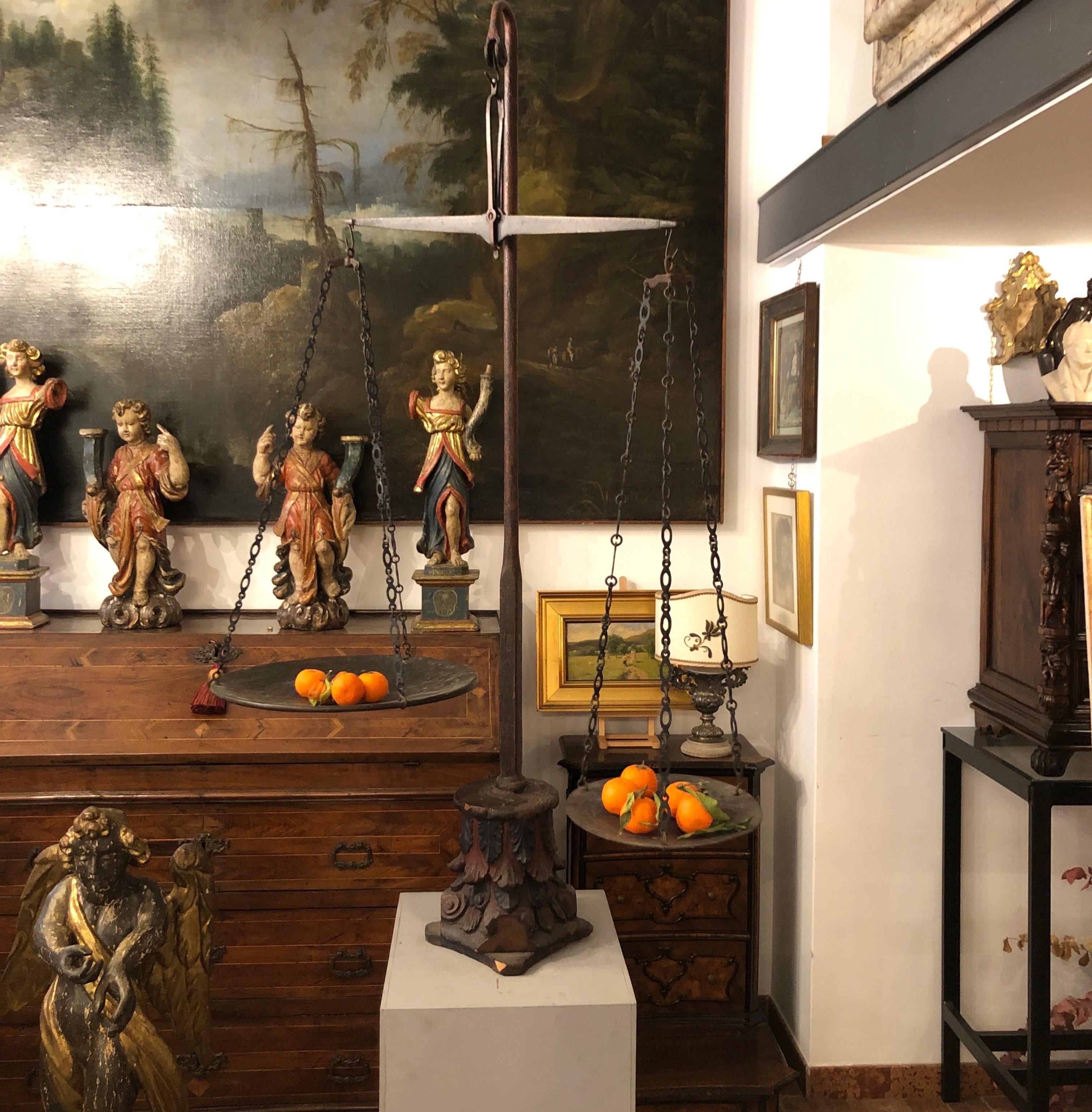 Grande Bilancia Italiana Inizio 1800 en Legno Scolpito e Ferro a Due Piatti en vente 8