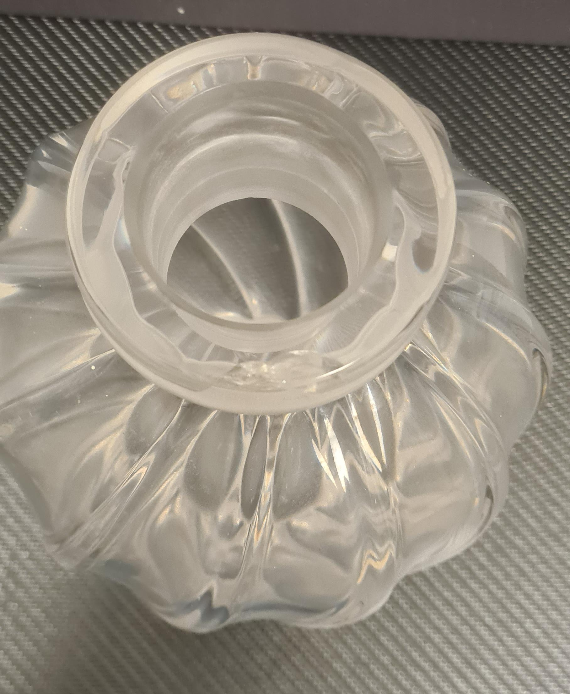 Grand flacon de collection en verre Lalique du parfum L'air du temps en vente 3