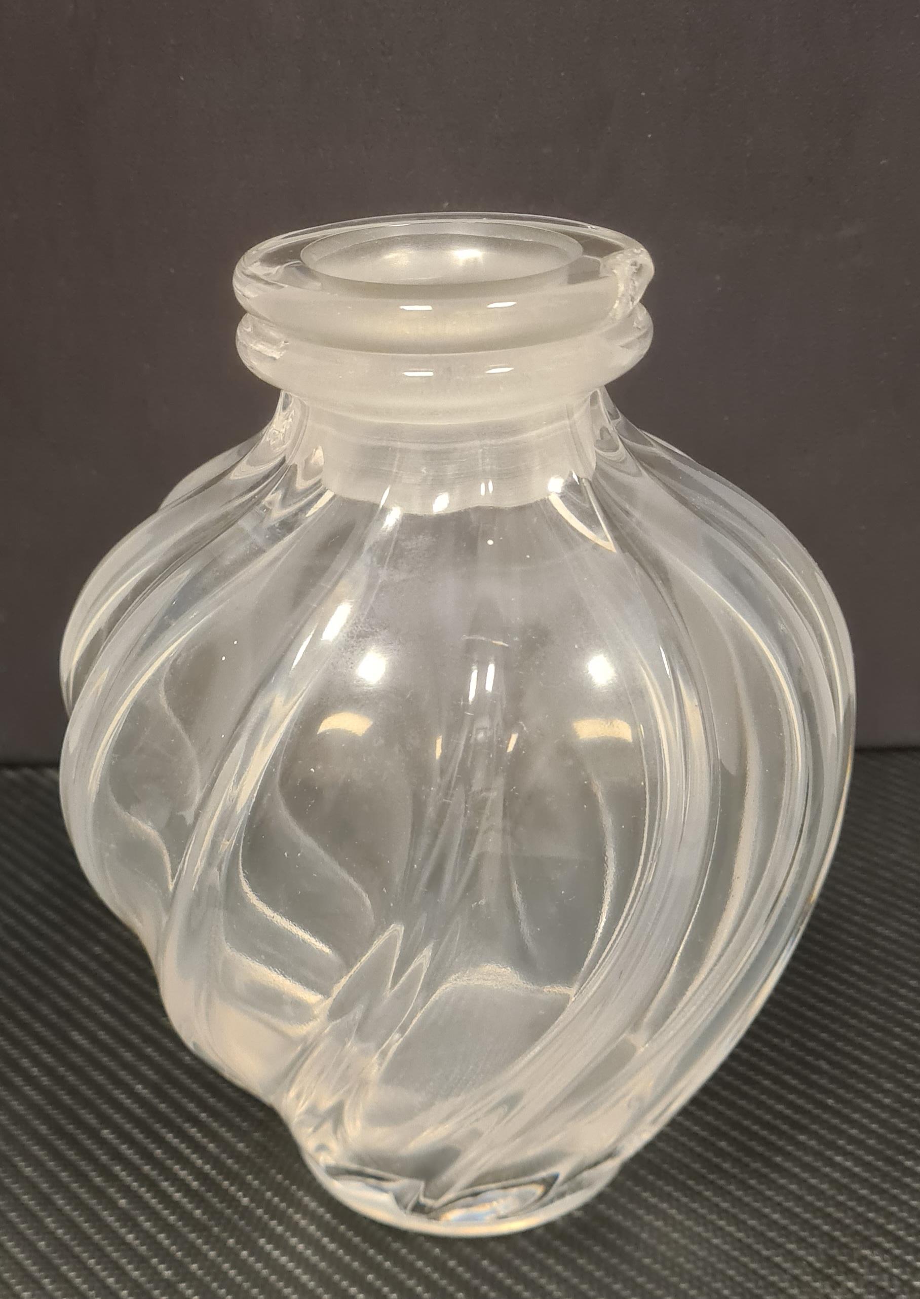 Large collectible Lalique glass bottle of the perfume L'air du temps For Sale 1