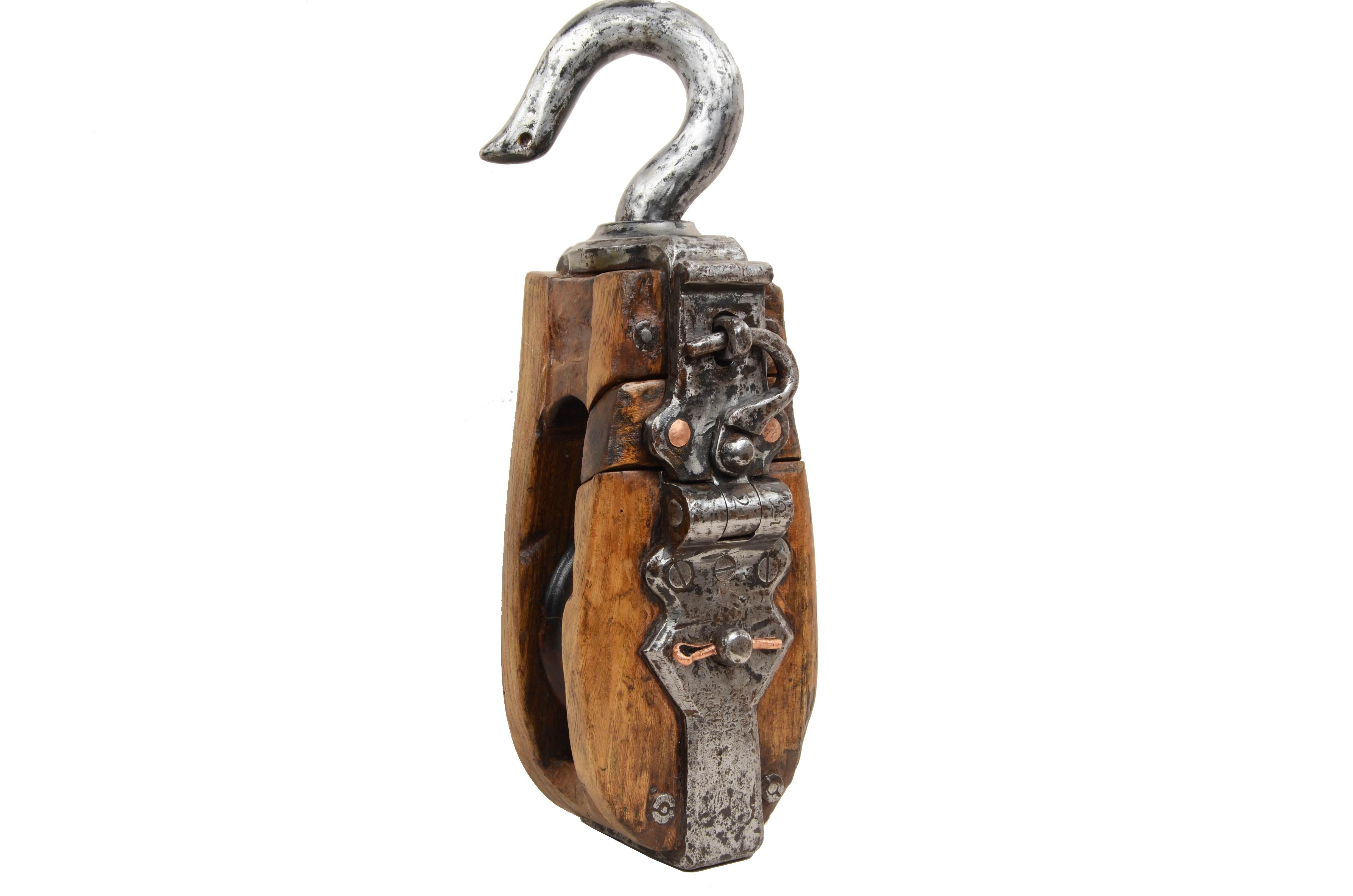 Grande boîte en cuir et en acacia avec puleggia en cuir et cassettes, ovoïde en cuir et en acacia.  cavatoia apribile in parte con cerniera e gancio di chiusura, nella quale è imperniata sia la puleggia che la fascia di acciaio che termina con un