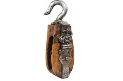 Grande bozzello in legno e acciaio con puleggia in legno duro. Inghilterra 1850