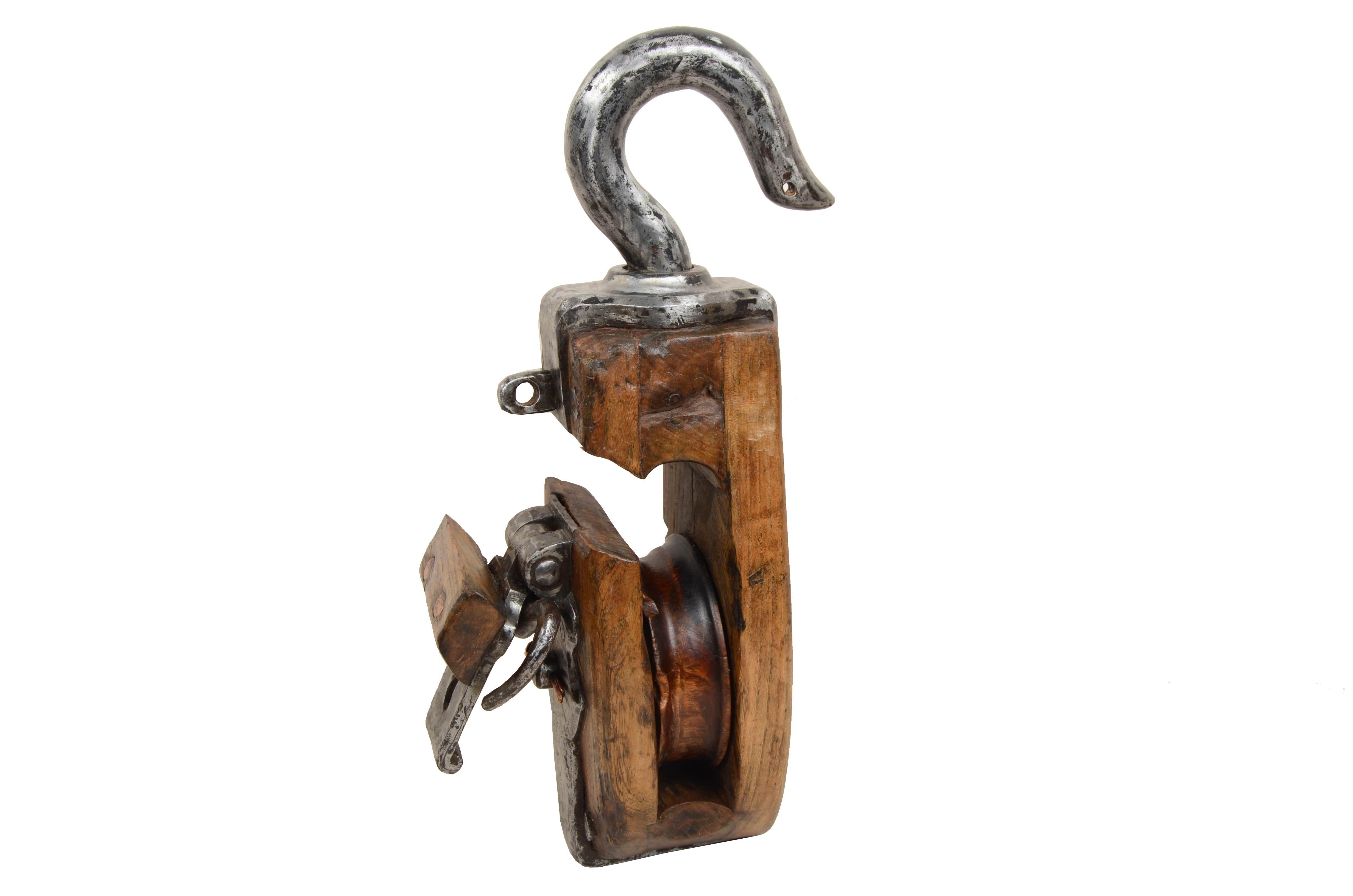 Grande bozzello en legno e acciaio con puleggia en legno duro. Inghilterra 1850 en vente 3