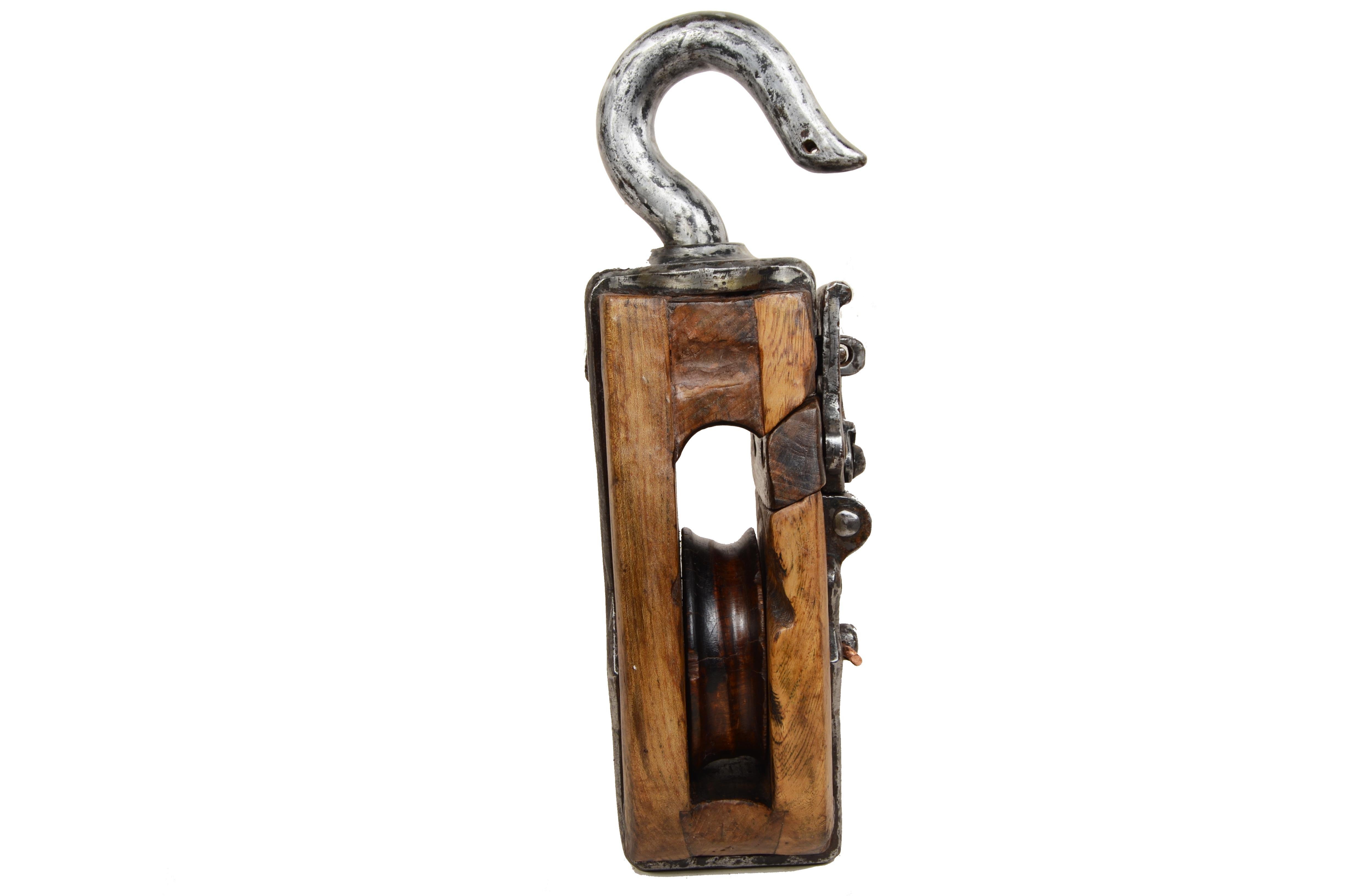 Grande bozzello en legno e acciaio con puleggia en legno duro. Inghilterra 1850 en vente 4