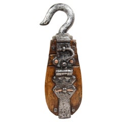 Grande bozzello in legno e acciaio con puleggia in legno duro. Inghilterra 1850