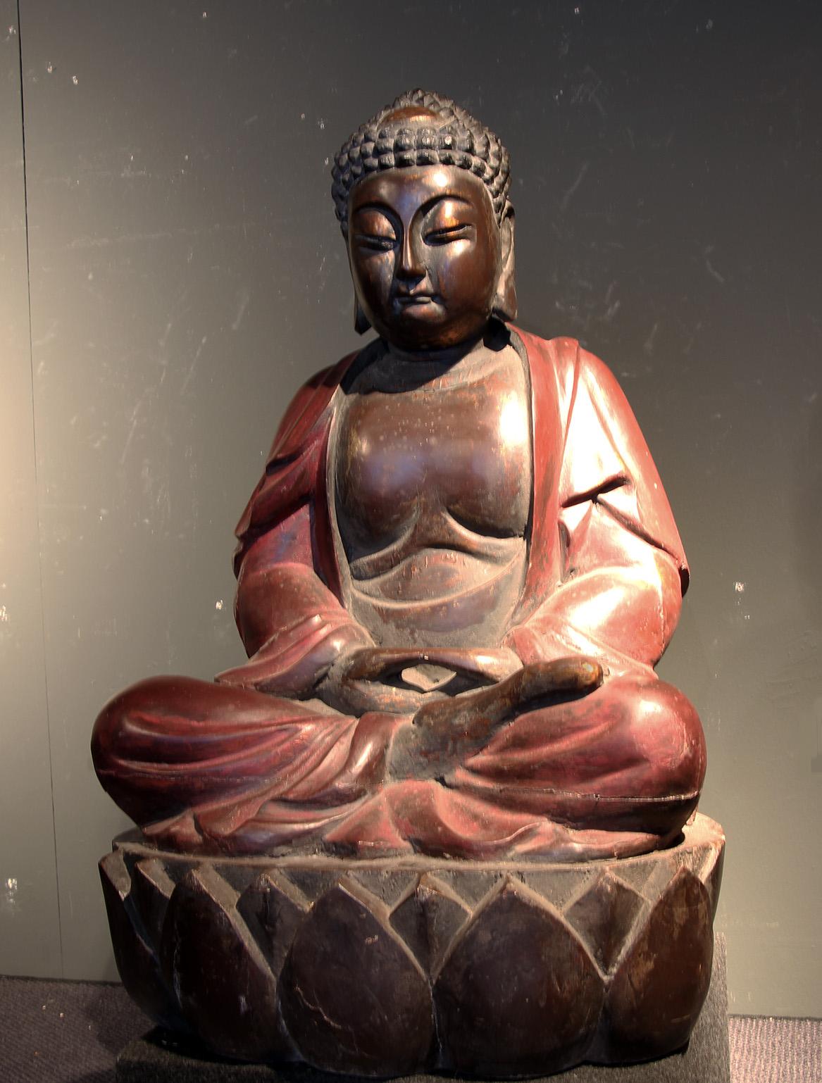 Grande scultura di un Buddha in legno scolpito e laccato in policromia di bella proporzione e colore.
Scultura riprodotta nel novecento con precisione e ottima qualità .
Lo stato di conservazione è molto buono.