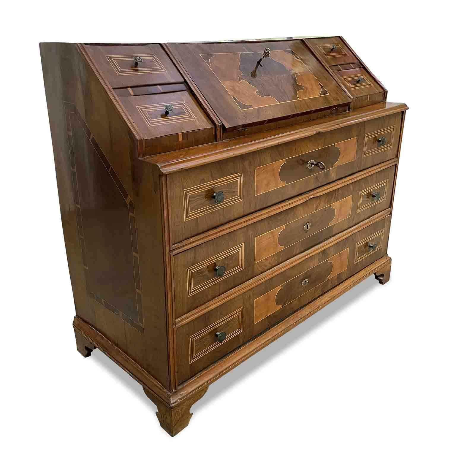 Bureau Italiano en Noce Con Cassetti e Abattant 1750 environ Bon état - En vente à Milan, IT