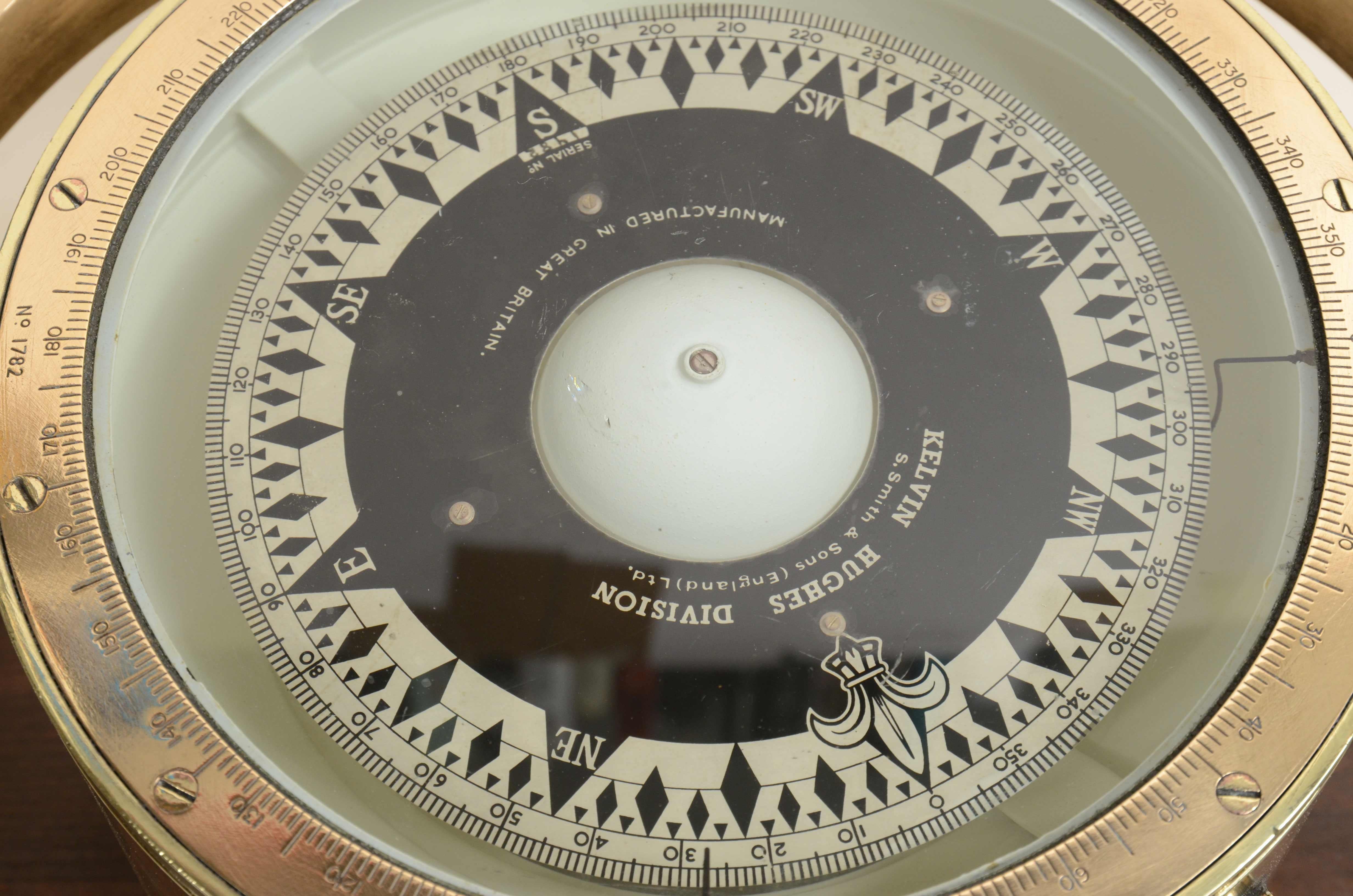 Großer signierter nautischer Magnetkompass aus Messing  KELVIN HUGHES ABTEILUNG 1940 im Angebot 7