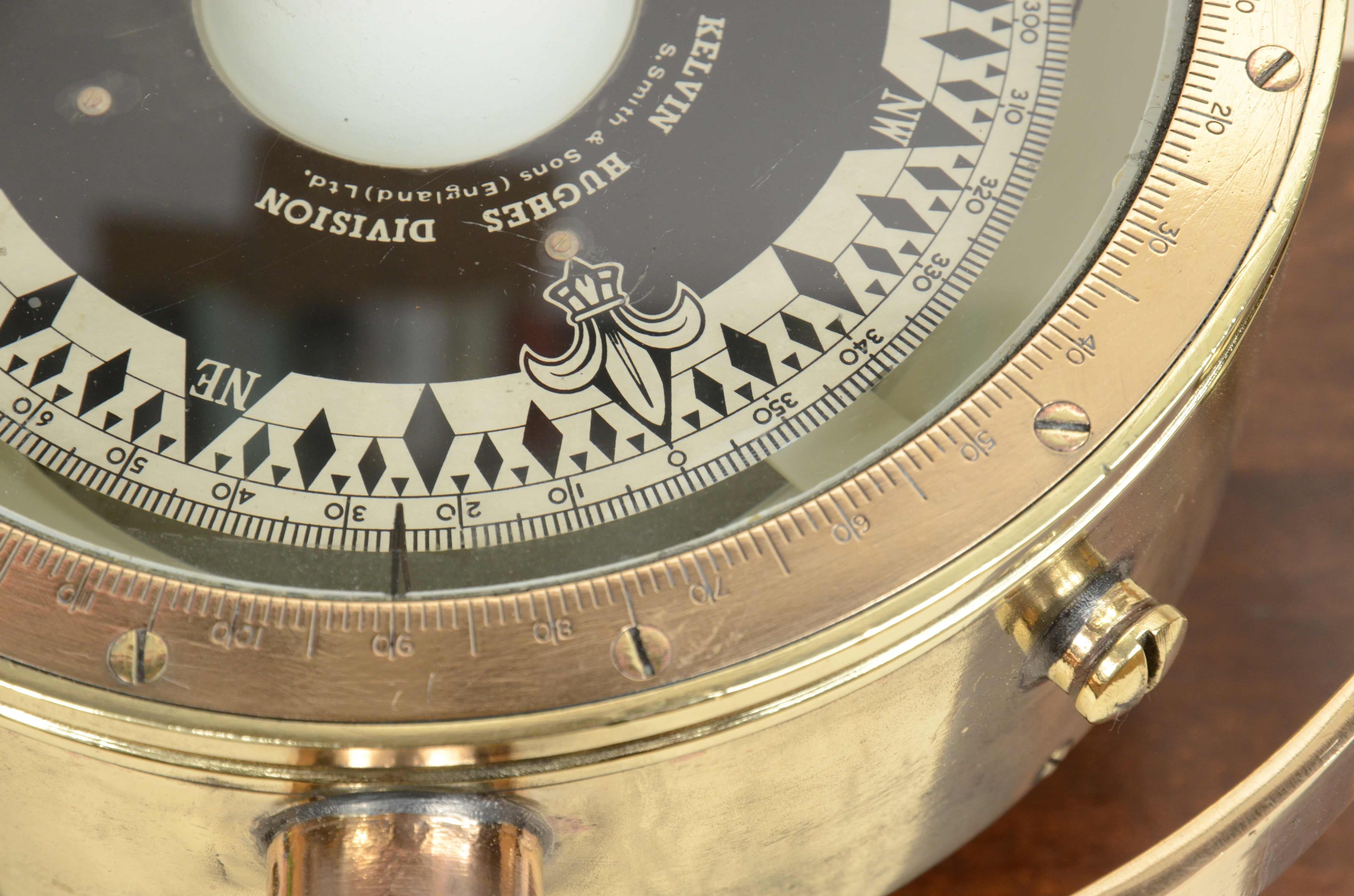 Großer nautischer Magnetkompass aus Messing und Glas, signiert  KELVIN HUGHES DIVISION  S. Smith & Son (England) Ltd. Hergestellt in Großbritannien um 1940, montiert auf maßgefertigter Holz- und Messingplatte.  Komplett mit doppeltem goniometrischen
