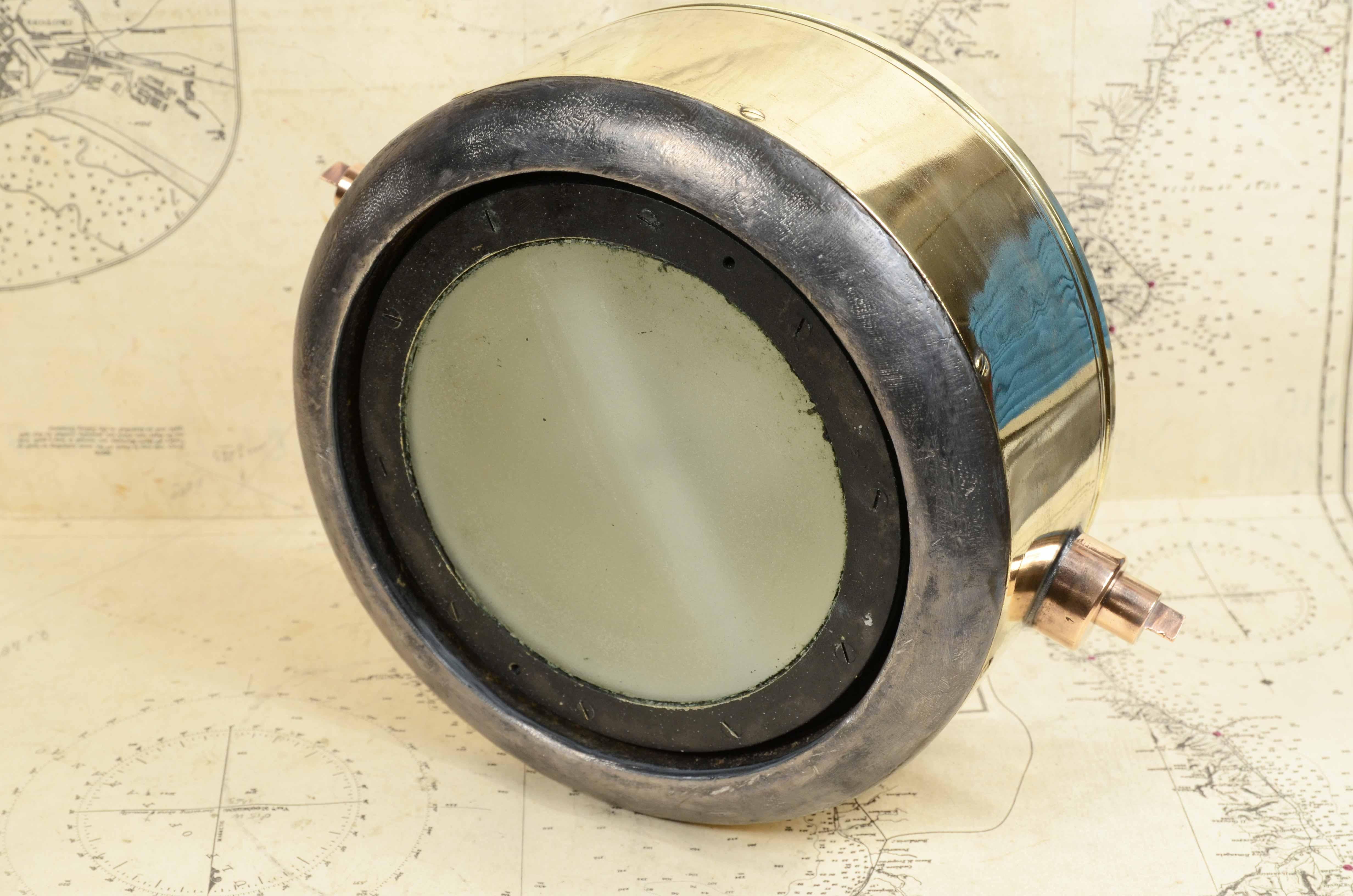 Großer signierter nautischer Magnetkompass aus Messing  KELVIN HUGHES ABTEILUNG 1940 im Angebot 16