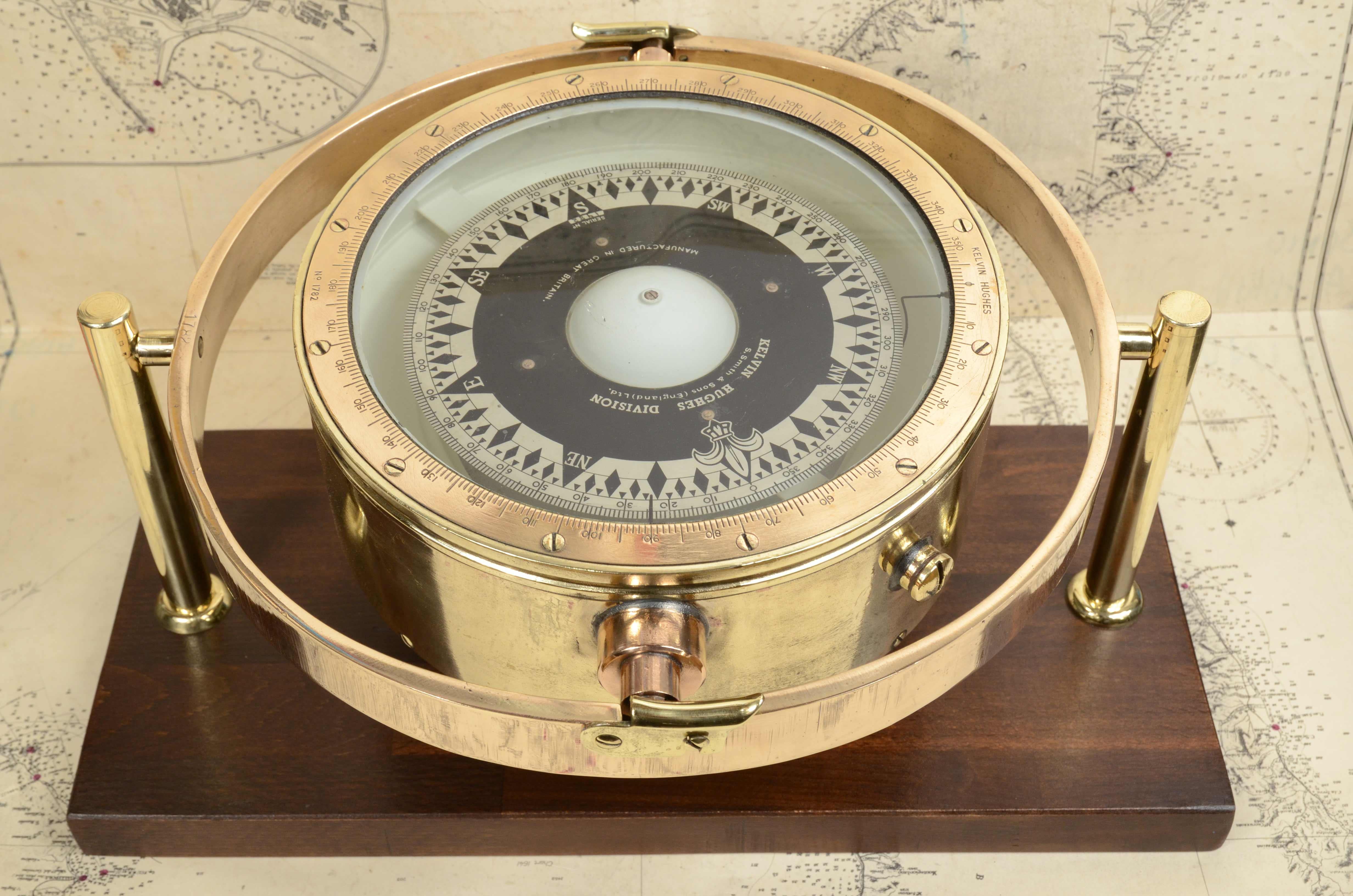 Großer signierter nautischer Magnetkompass aus Messing  KELVIN HUGHES ABTEILUNG 1940 im Zustand „Gut“ im Angebot in Milan, IT
