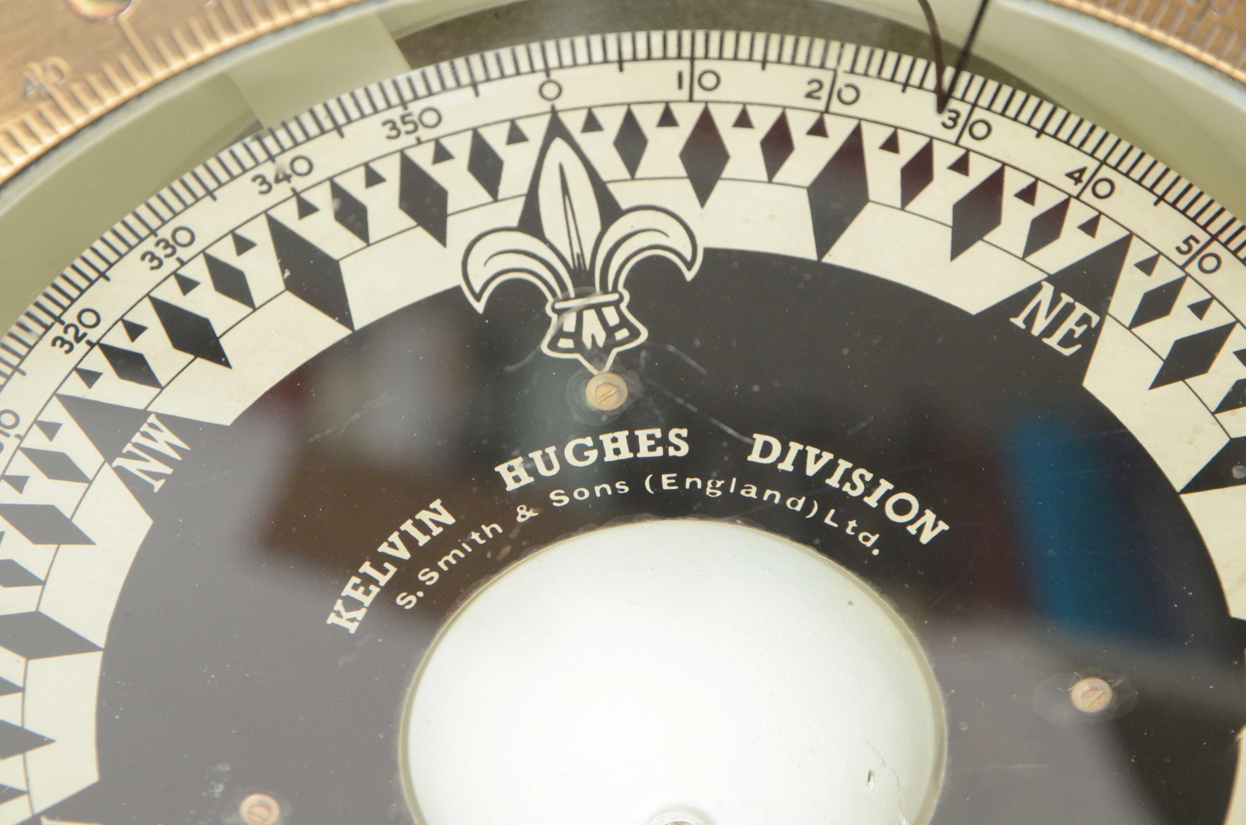 Großer signierter nautischer Magnetkompass aus Messing  KELVIN HUGHES ABTEILUNG 1940 (Mid-20th Century) im Angebot