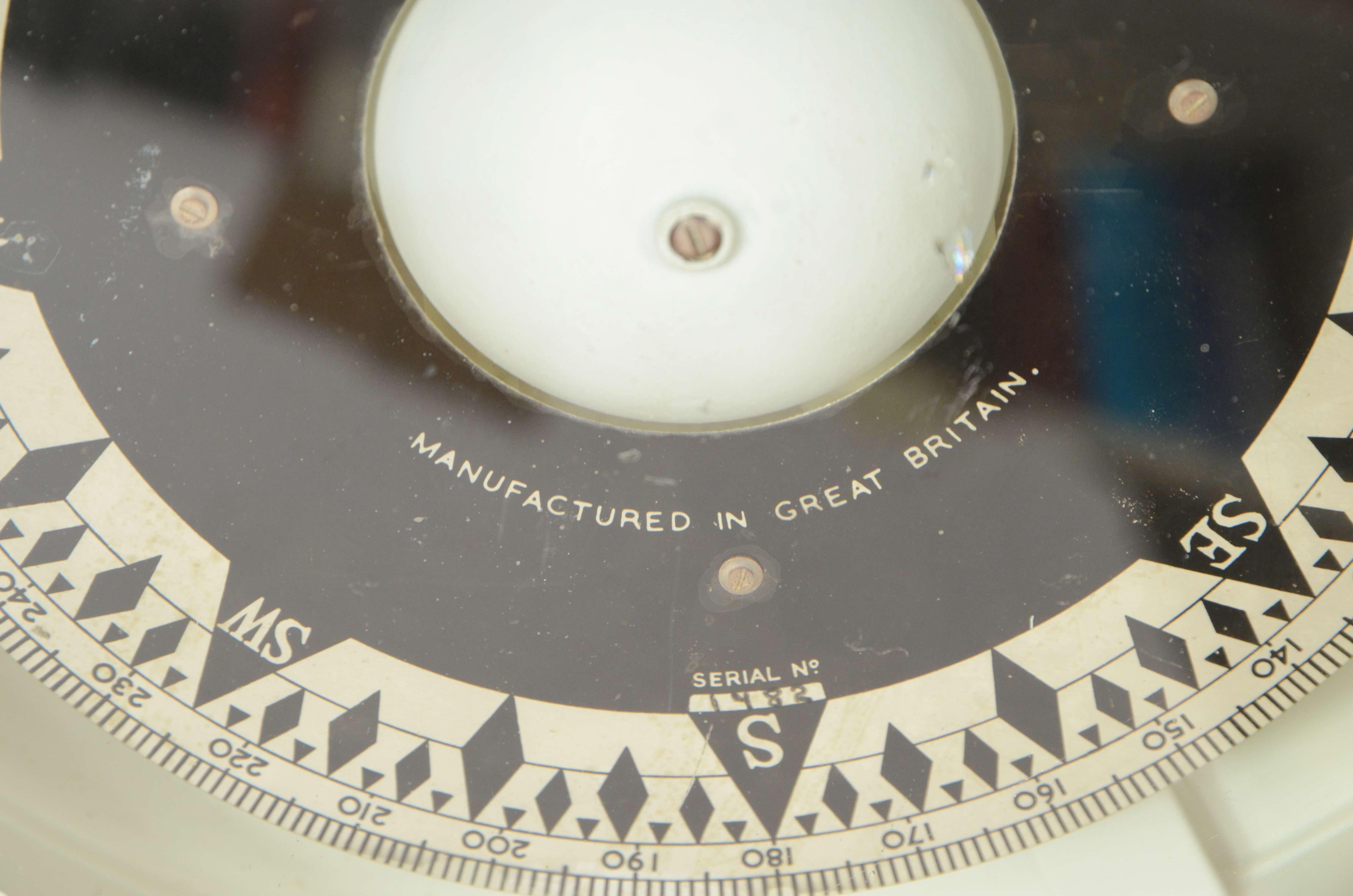 Großer signierter nautischer Magnetkompass aus Messing  KELVIN HUGHES ABTEILUNG 1940 im Angebot 1