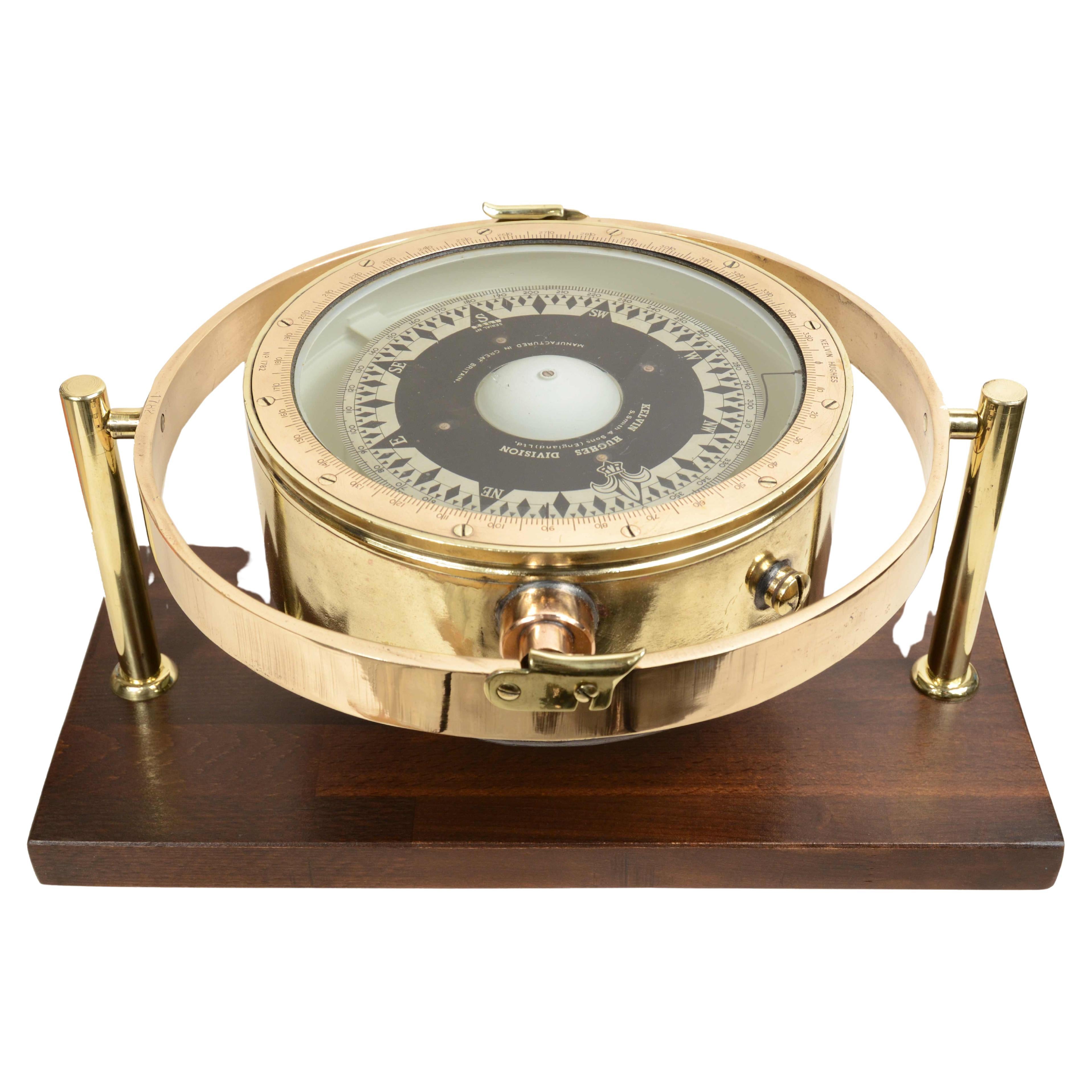 Grand compas magnétique nautique en laiton signé  KELVIN HUGHES DIVISION 1940