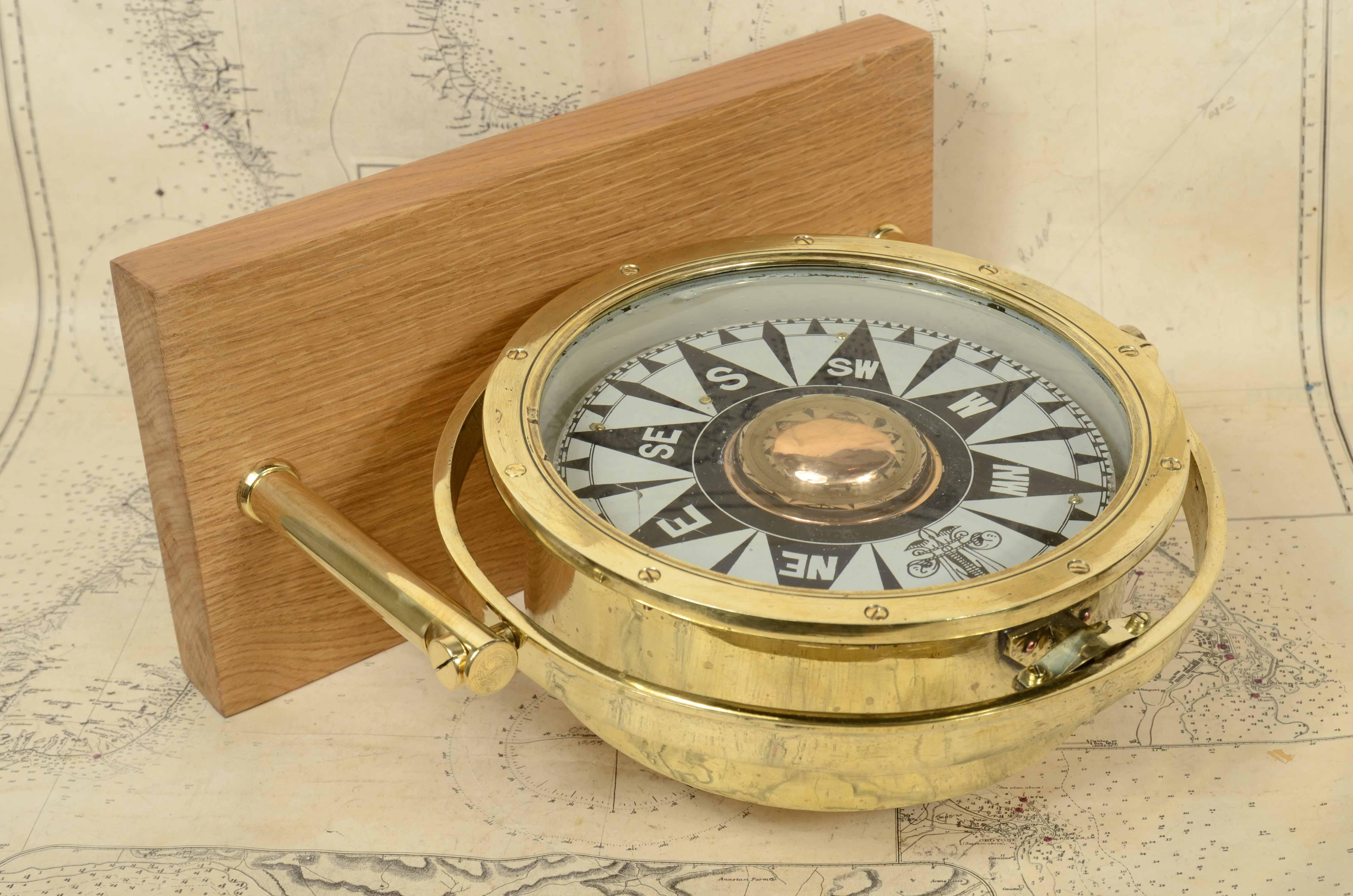 Large English nautical magnetic compass in brass and glass early 1900s  For Sale 3