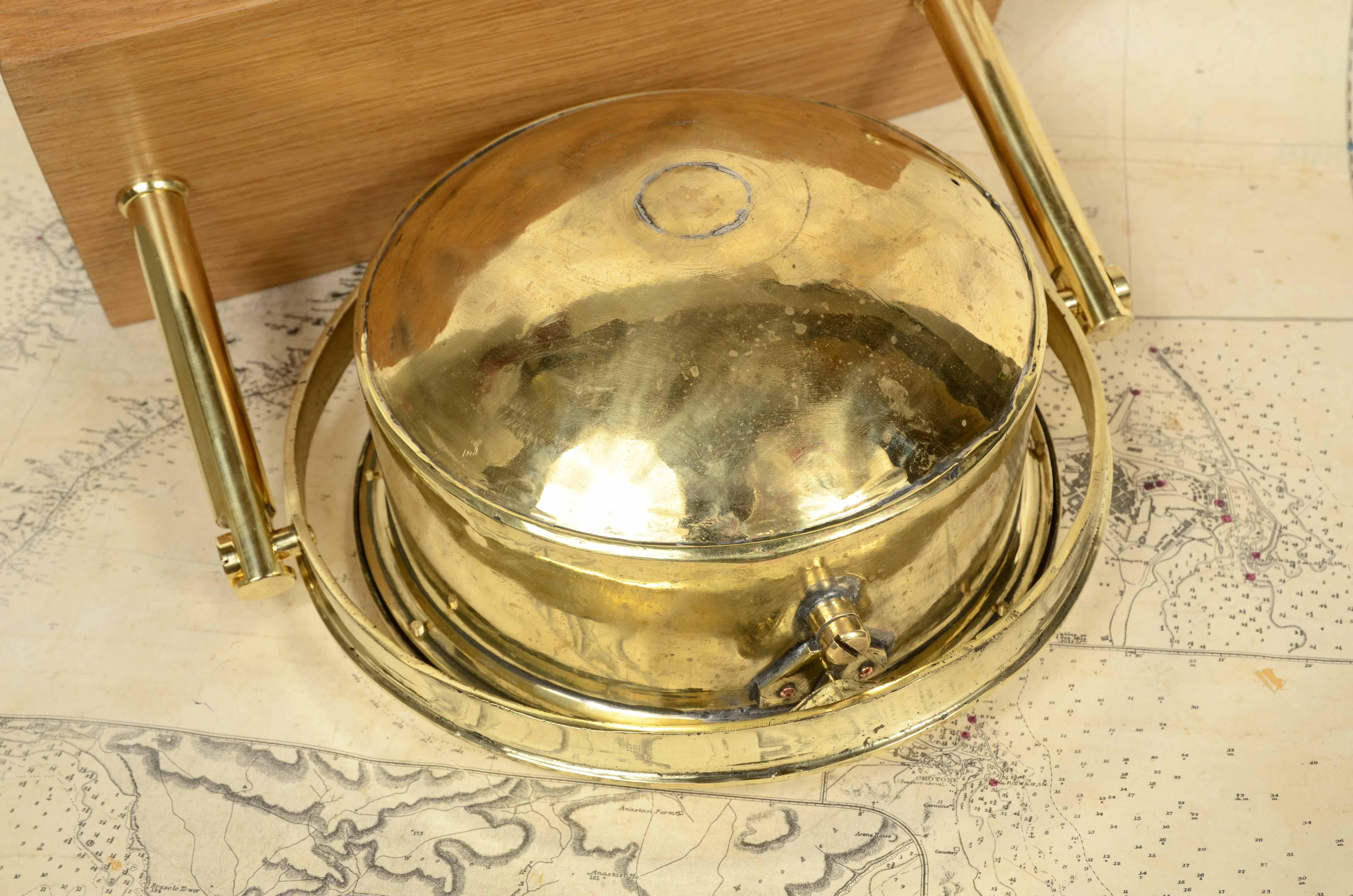 Large English nautical magnetic compass in brass and glass early 1900s  For Sale 7