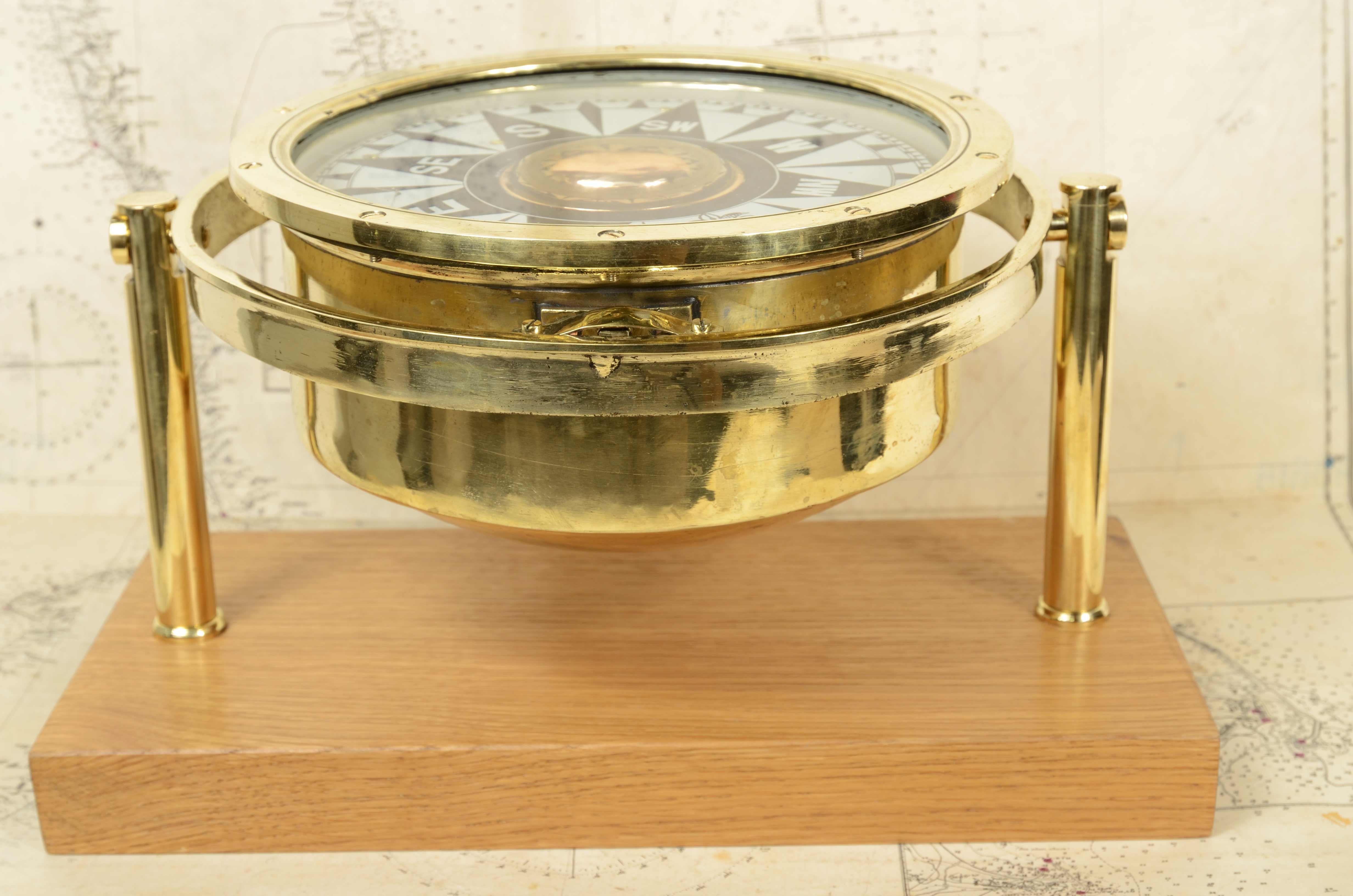 Large English nautical magnetic compass in brass and glass early 1900s  In Good Condition For Sale In Milan, IT