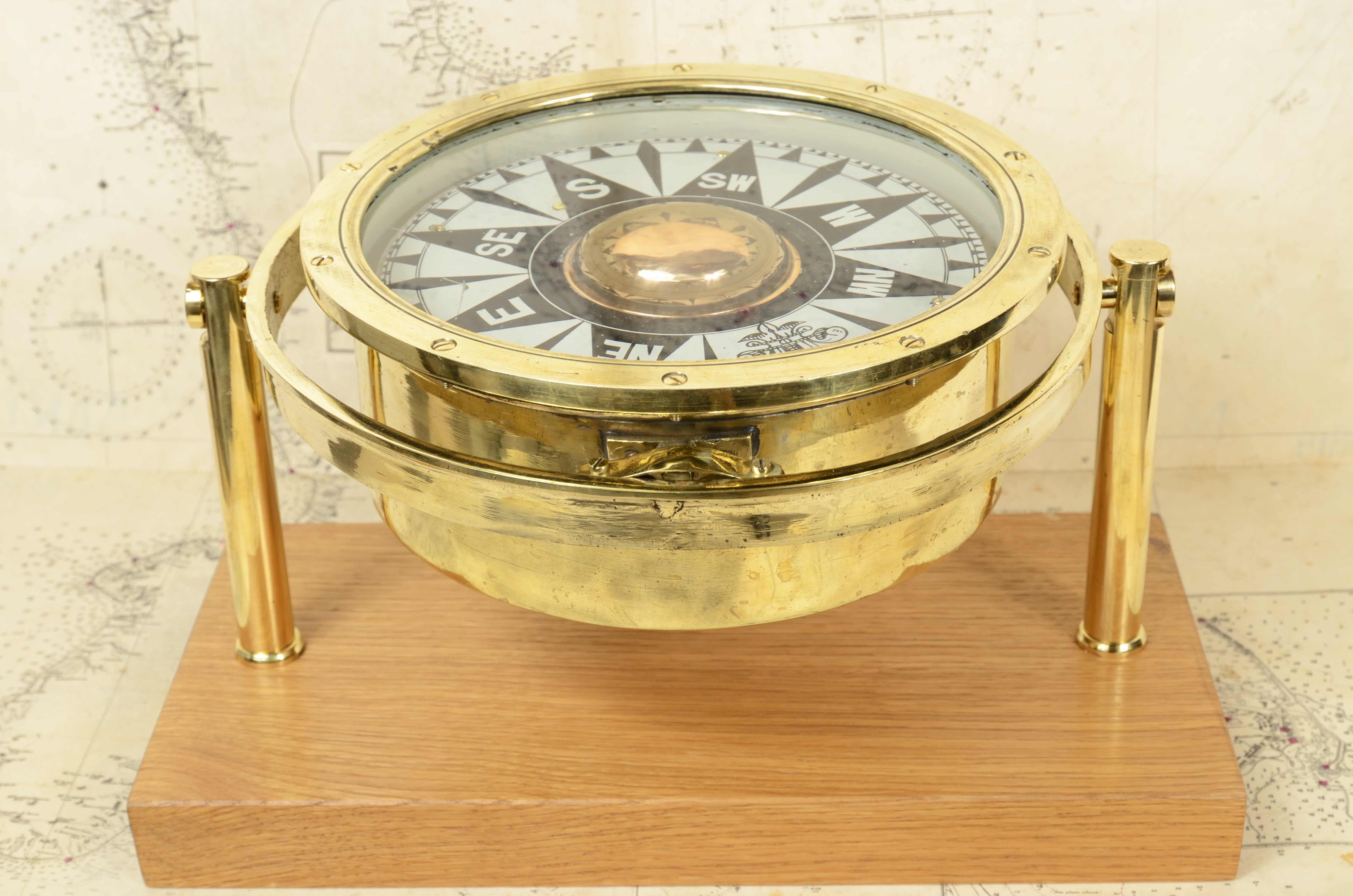 Brass Large English nautical magnetic compass in brass and glass early 1900s  For Sale