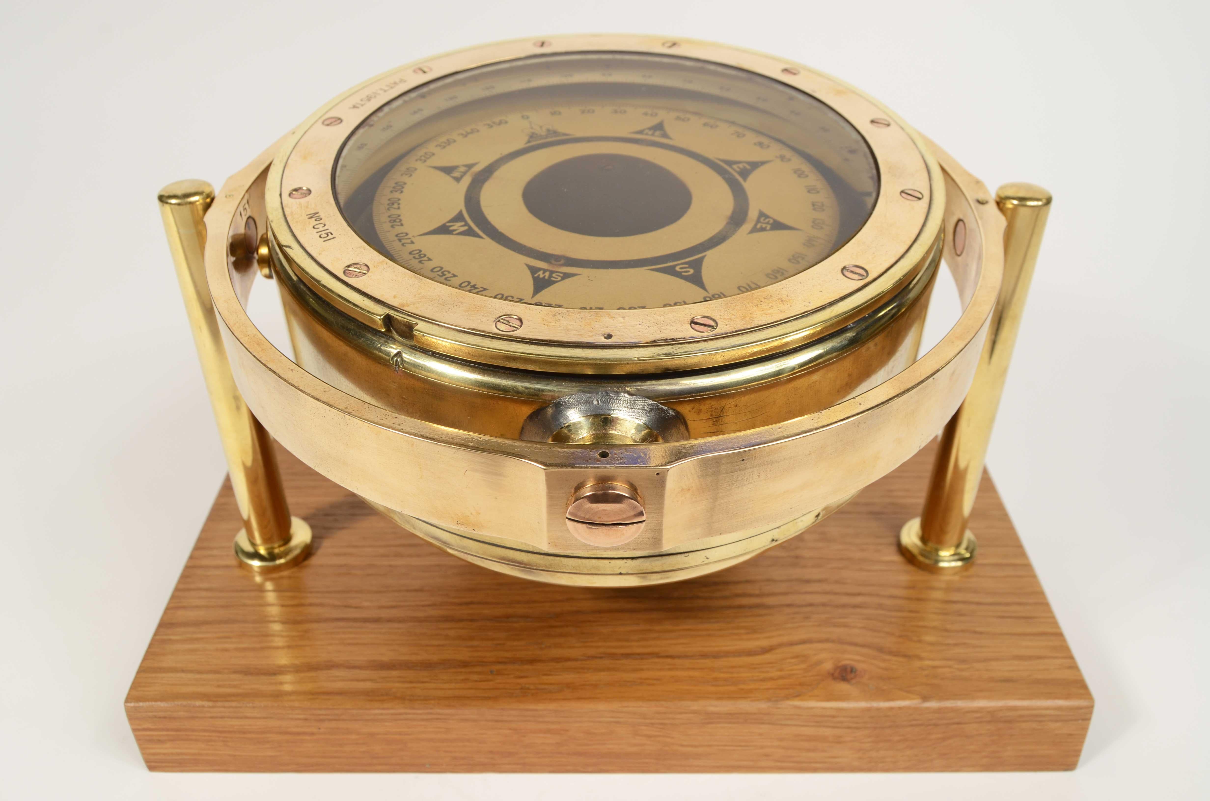 Gran brújula magnética náutica de latón y cristal, finales del siglo XIX, firmada Kelvin-White Boston-Nueva York, montada sobre tablero de roble y latón hecho a medida.  
Medidas 33x25x22 cm - pulgadas 13x9,8x8,8,  diámetro de la brújula 20,5 cm - 