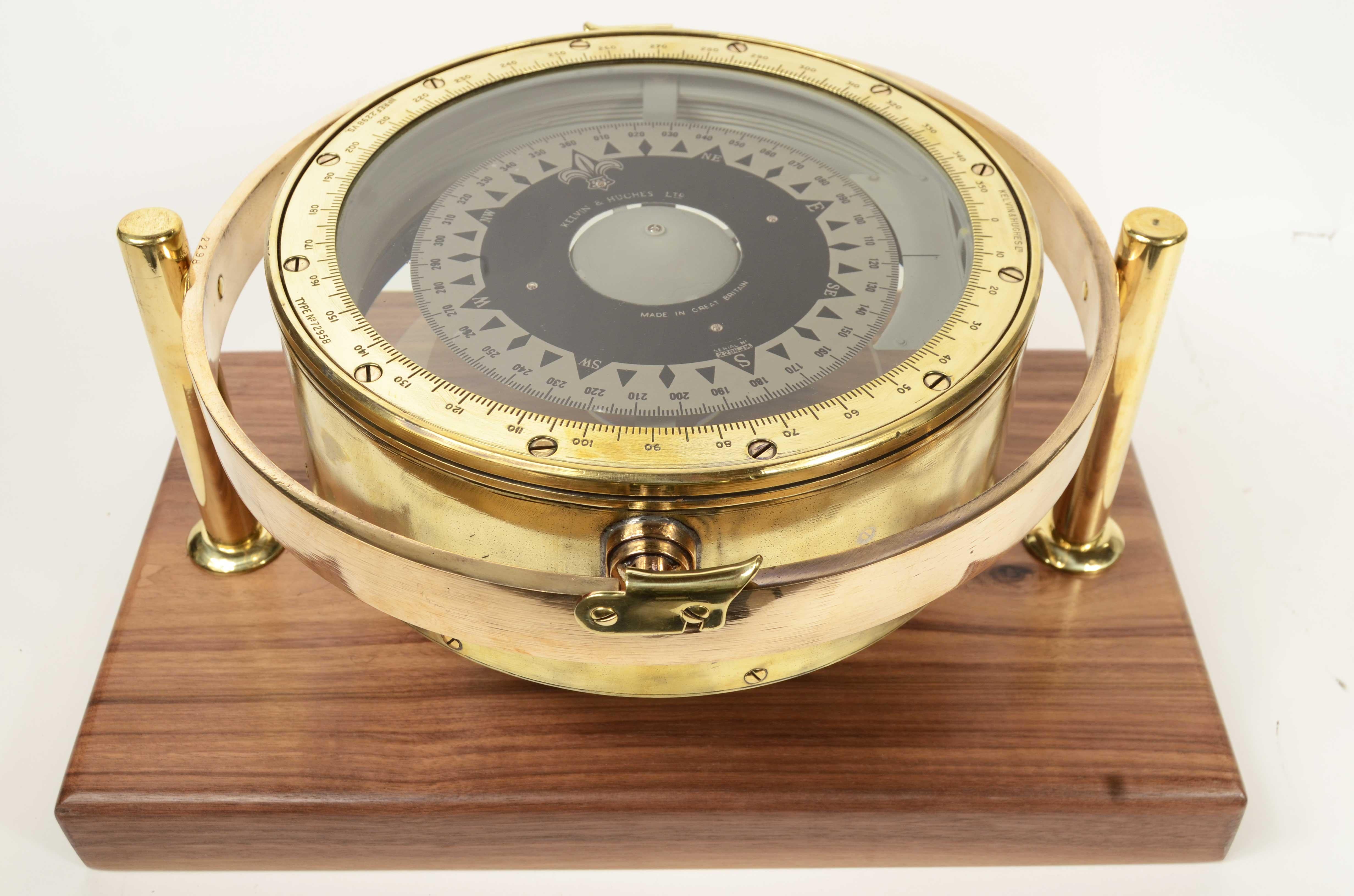 Brújula náutica magnética grande de latón y vidrio, firmada KELVIN & HUGHES Ltd, Made in Great Britain Nº de serie 2298 J.M. Fabricado en Gran Bretaña a principios del siglo XX, montado sobre una base de nogal y latón hecha a medida. Completa con