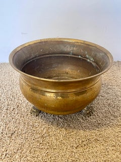 Grande Cachepot in Ottone con Piedini Artigliati – Italia, anni '50