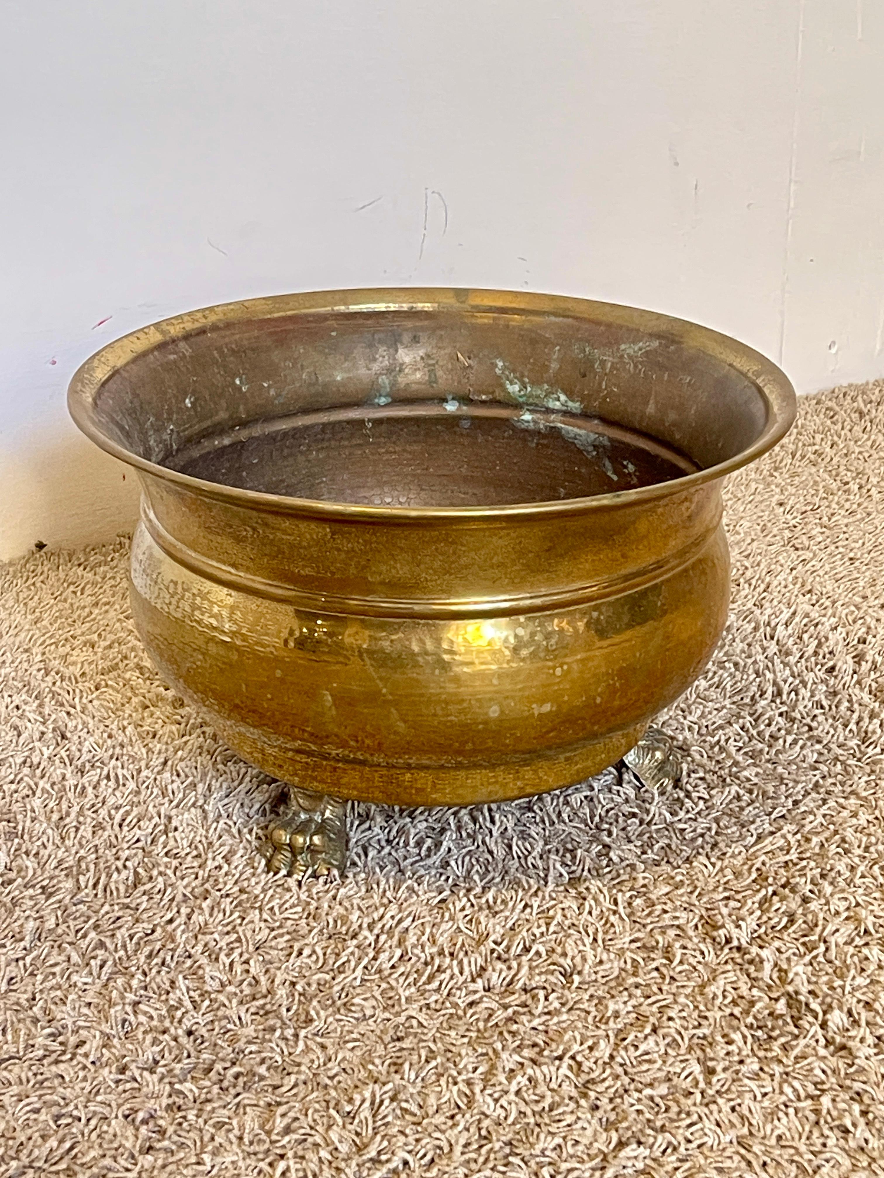 Hollywood Regency Grande Cachepot in Ottone con Piedini Artigliati – Italia, anni '50 in vendita