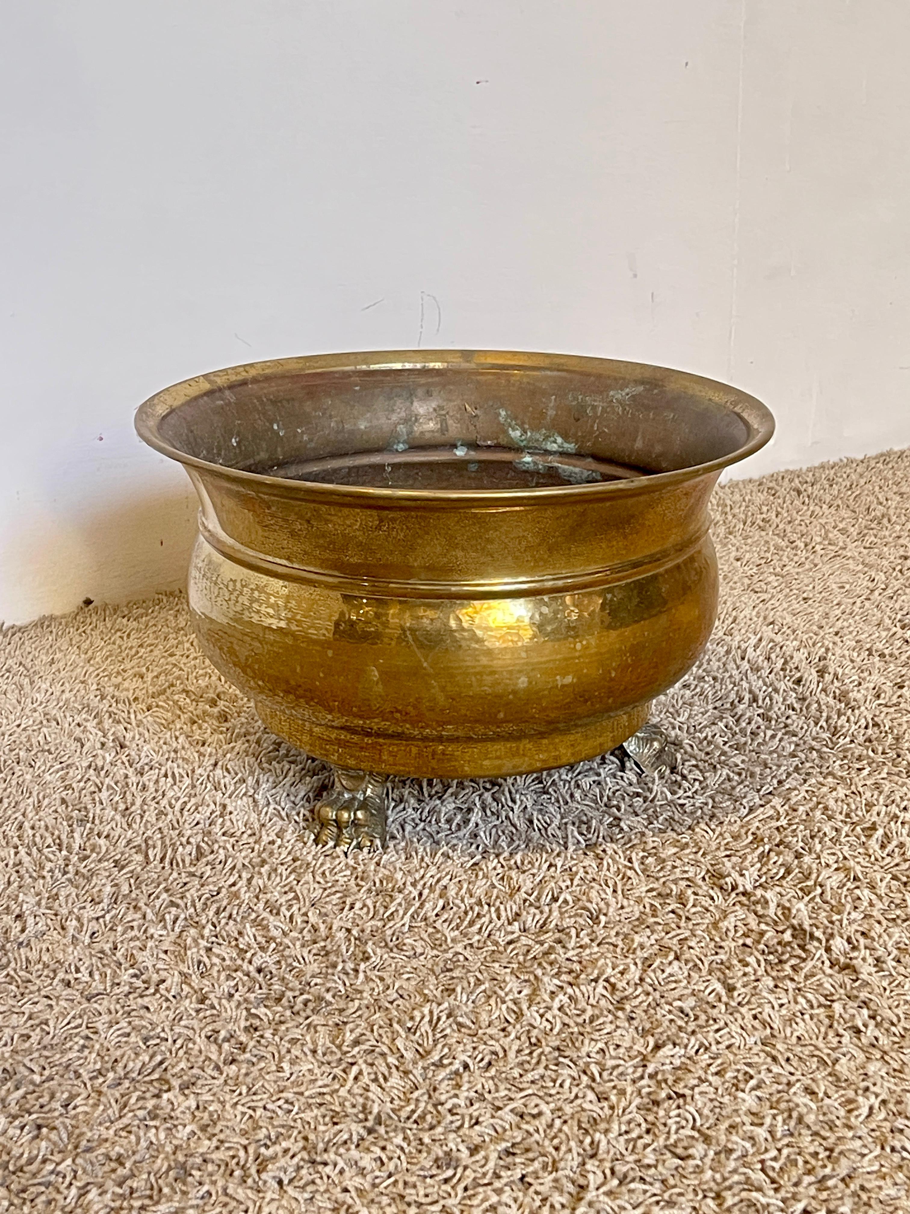 Grande Cachepot in Ottone con Piedini Artigliati – Italia, anni '50 In condizioni buone in vendita a Cantù, IT