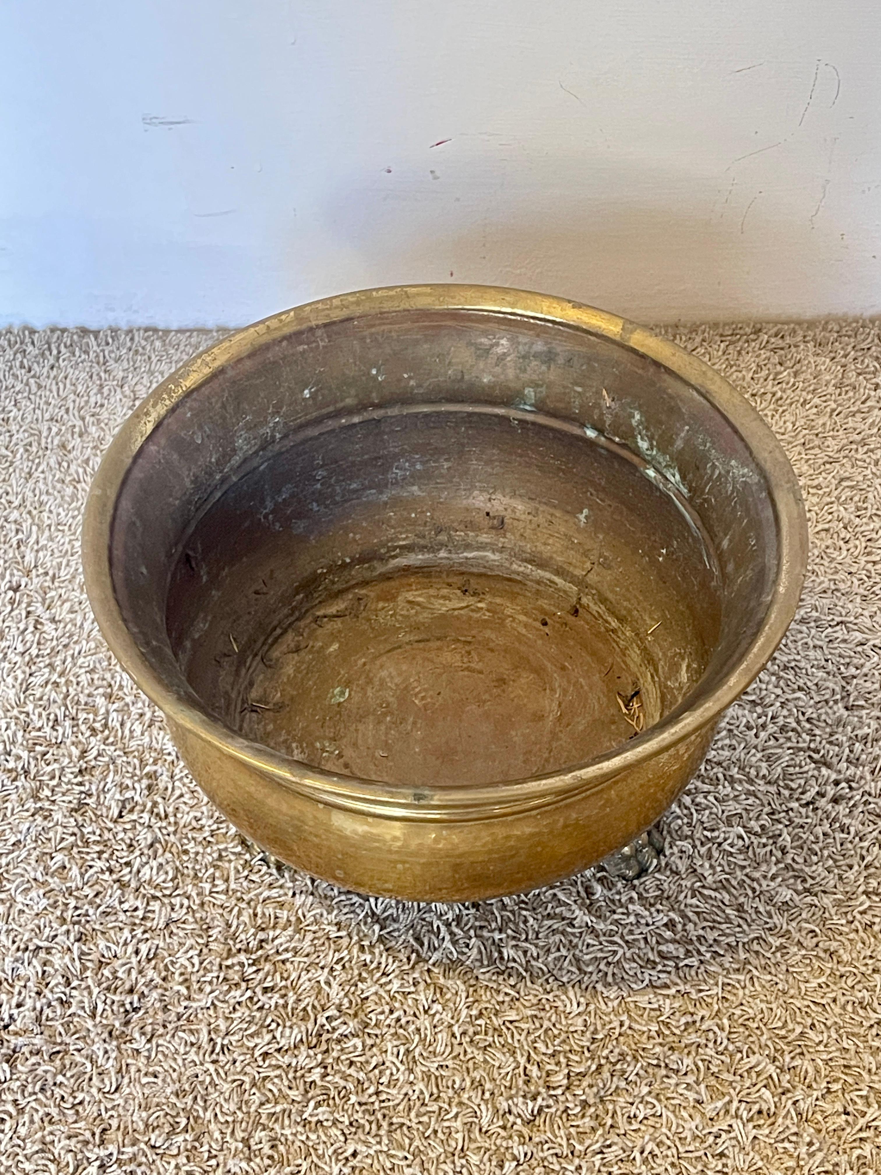 Grande Cachepot in Ottone con Piedini Artigliati – Italia, anni '50 in vendita 1