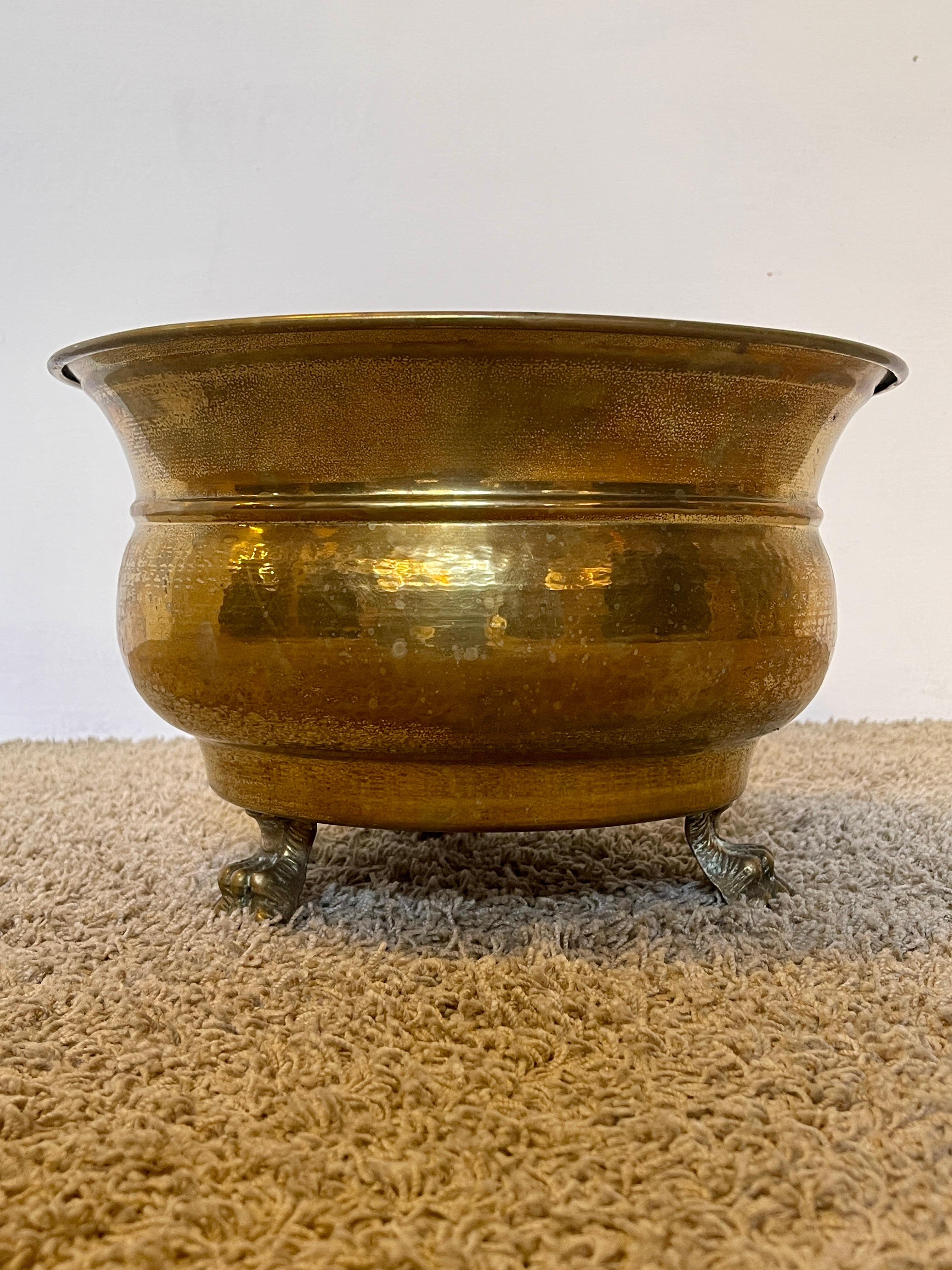 Grande Cachepot in Ottone con Piedini Artigliati – Italia, anni '50 in vendita 2