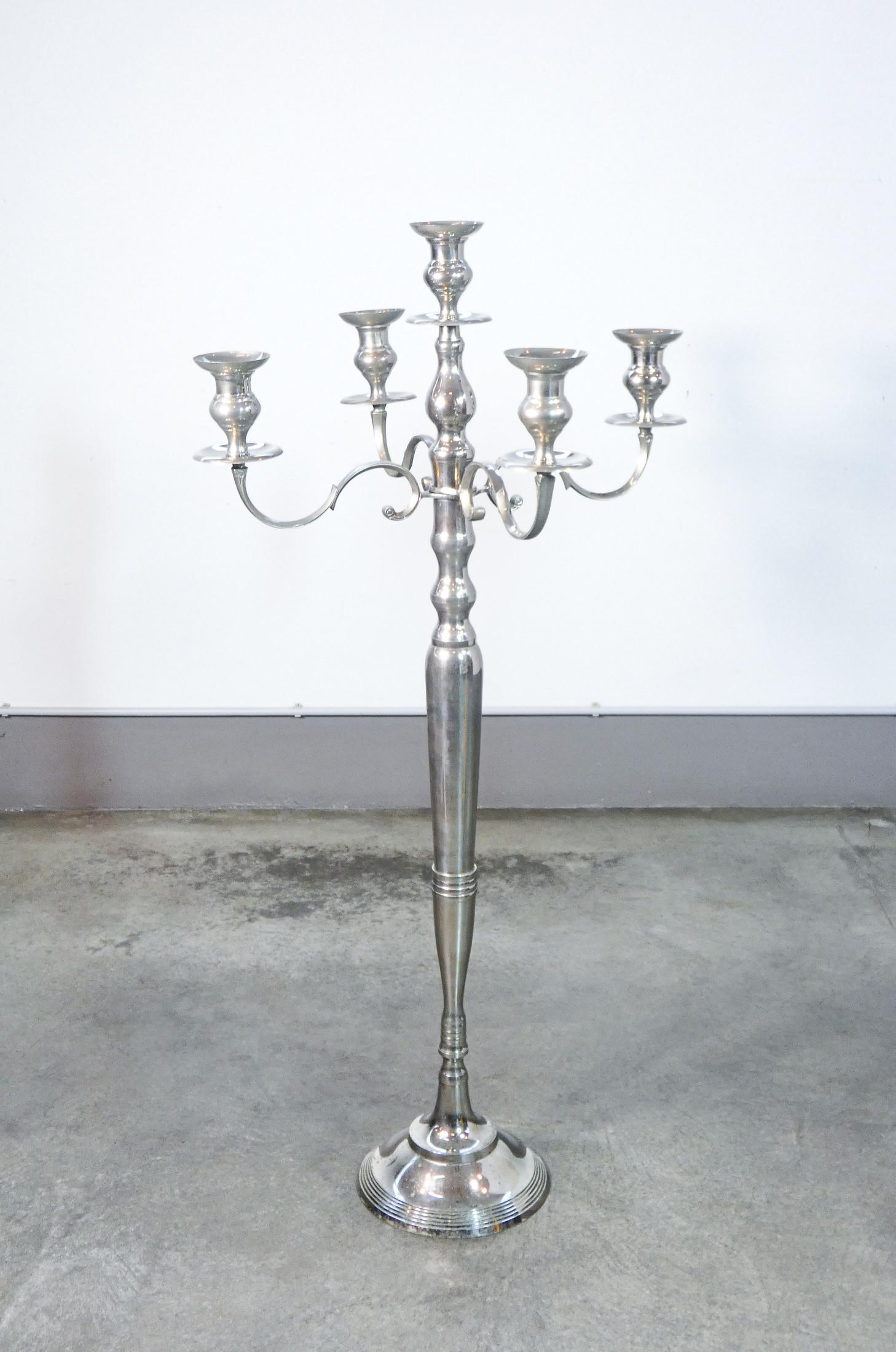 Candelabro de pie,
linterna de cinco lúmenes
estilo Luis XVI
en metal cromado.

PERÍODO
Siglo XX

MODELO
Antorcha de cuatro puntas
brazos y cinco lámparas

MATERIALES
Metal cromado

DIMENSIONES
Altura: 149 cm
Ø 74.5 cm

CONDICIONES
La linterna está