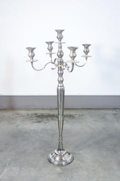 Grand candélabre de sol, torche métallique à cinq lumières, style Louis XVI