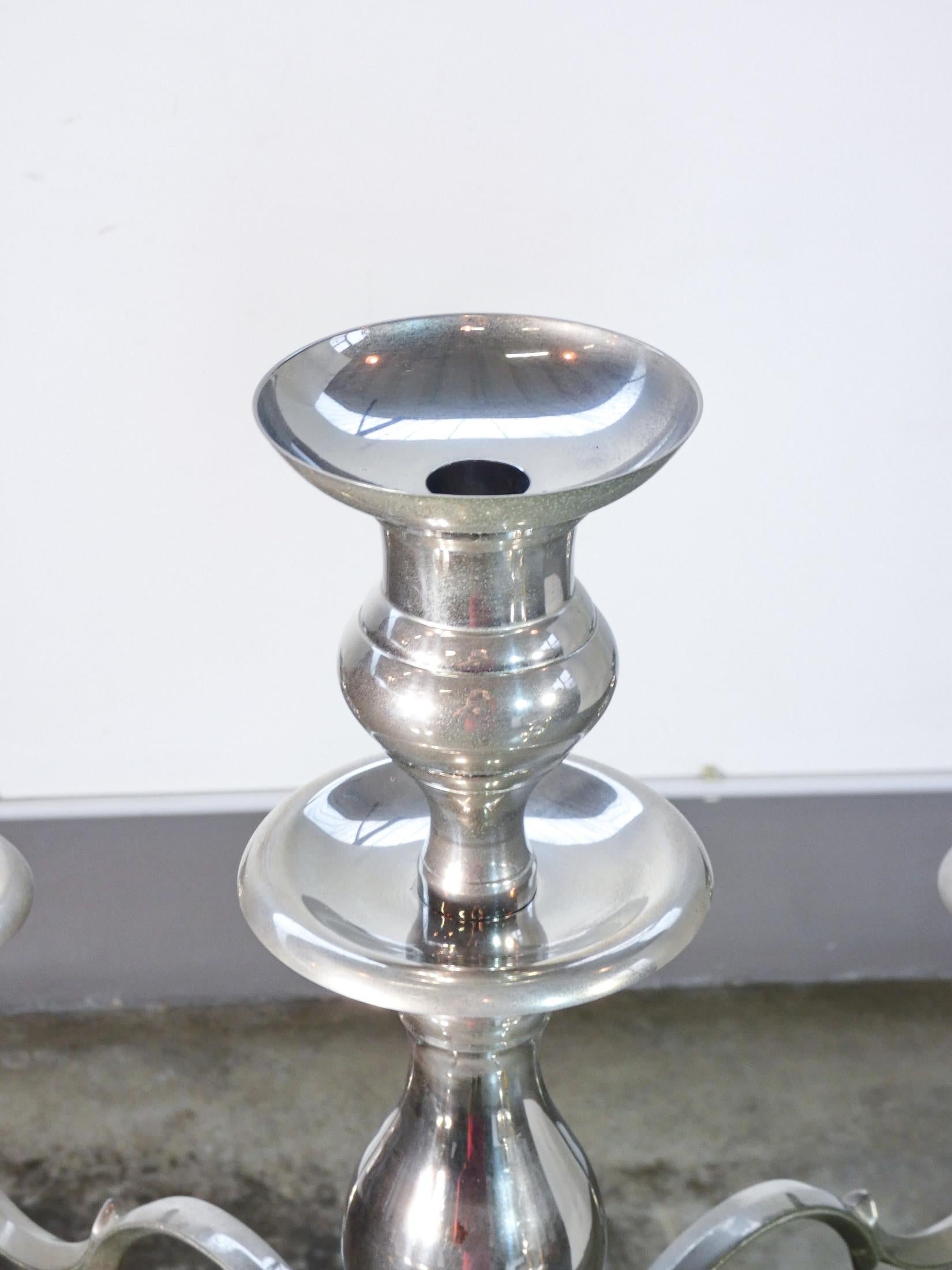 Gran candelabro de pie, linterna metálica de cinco lúmenes, estilo Luis XVI Late 20th Century en venta