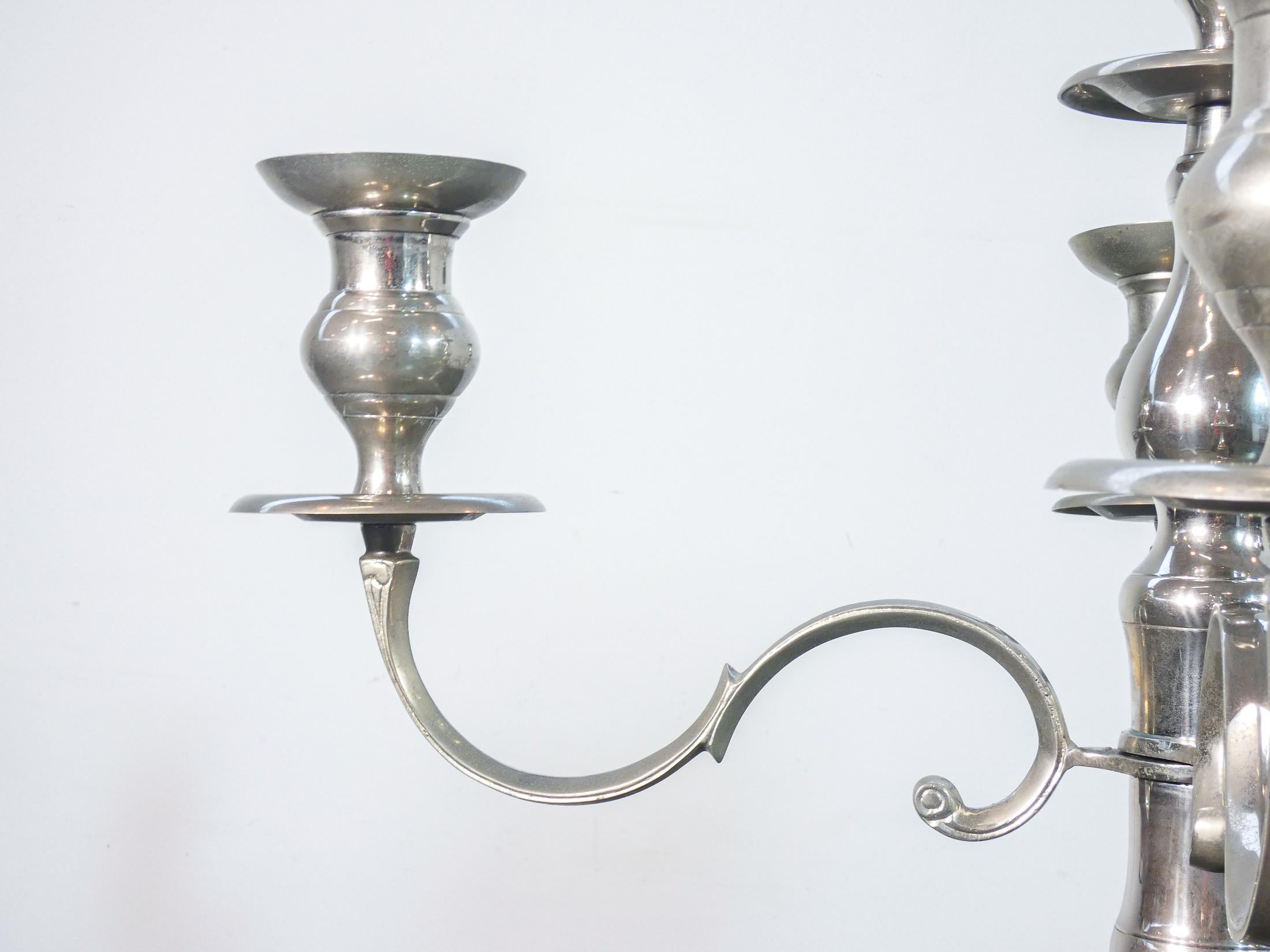 Gran candelabro de pie, linterna metálica de cinco lúmenes, estilo Luis XVI Metal en venta