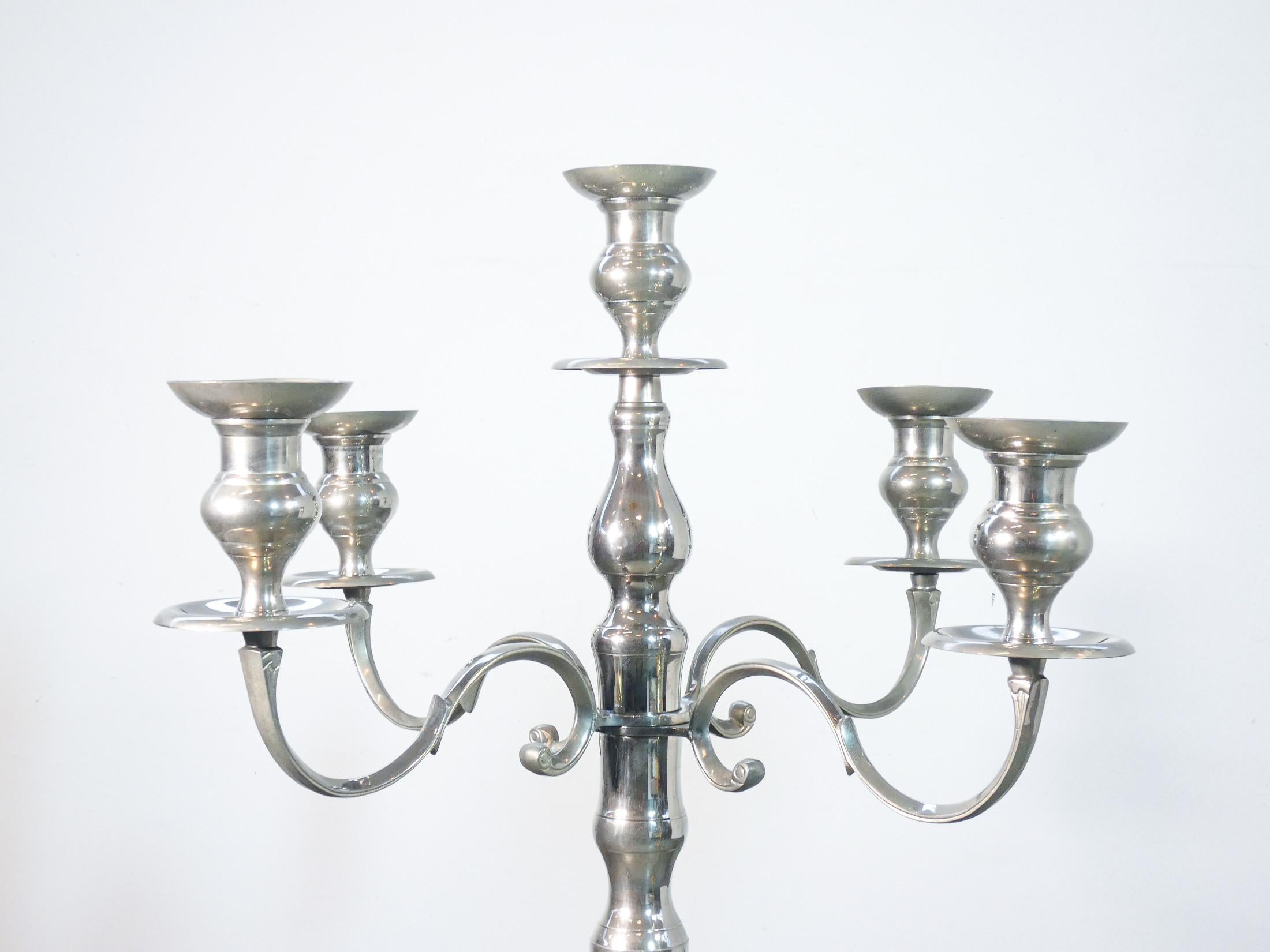 Gran candelabro de pie, linterna metálica de cinco lúmenes, estilo Luis XVI en venta 2